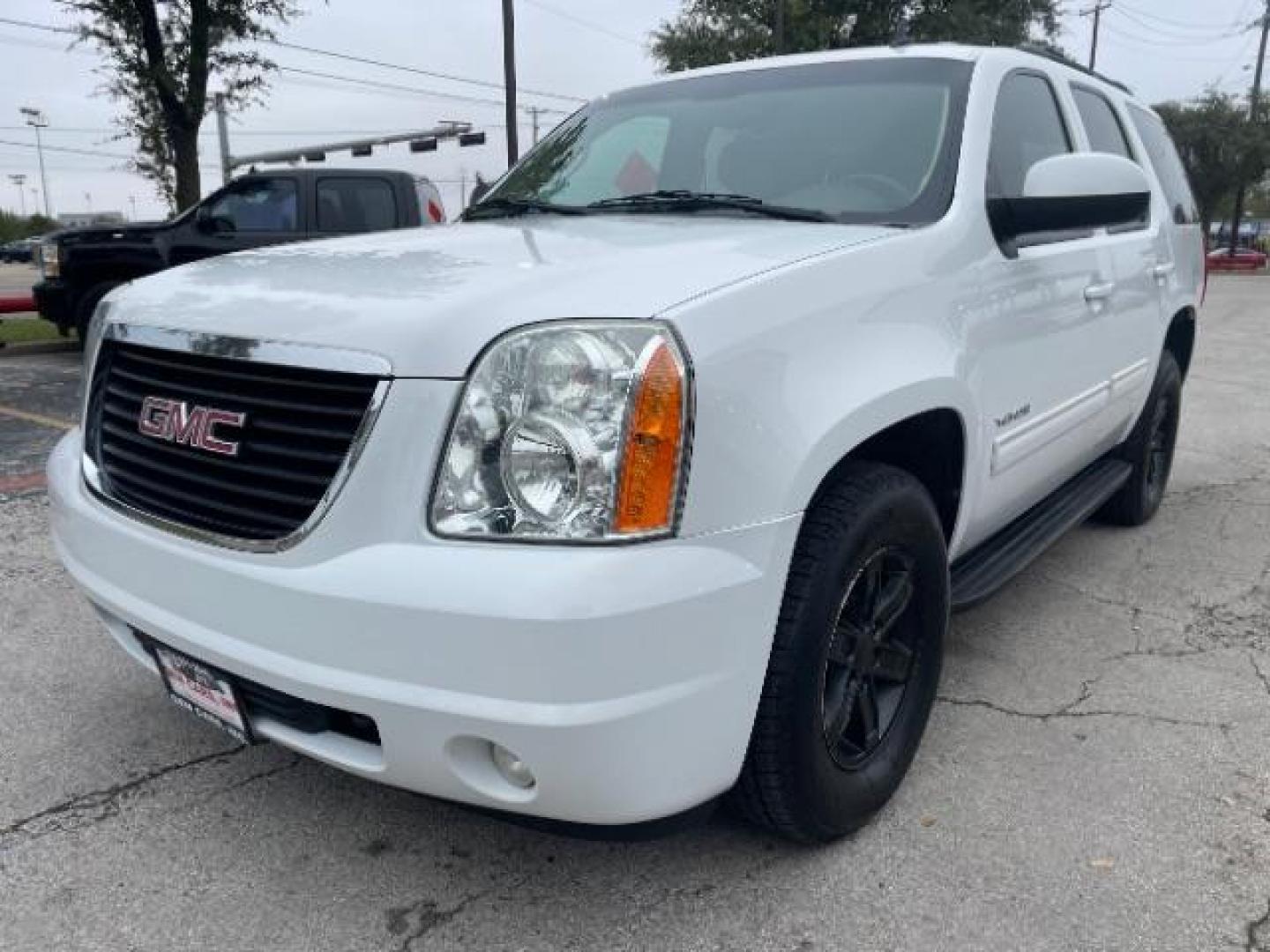 2013 Summit White GMC Yukon SLE 2WD (1GKS1AE07DR) with an 5.3L V8 OHV 16V FFV engine, 6-Speed Automatic transmission, located at 12182 Garland Rd, Dallas, TX, 75218, (214) 521-2040, 0.000000, 0.000000 - Photo#2