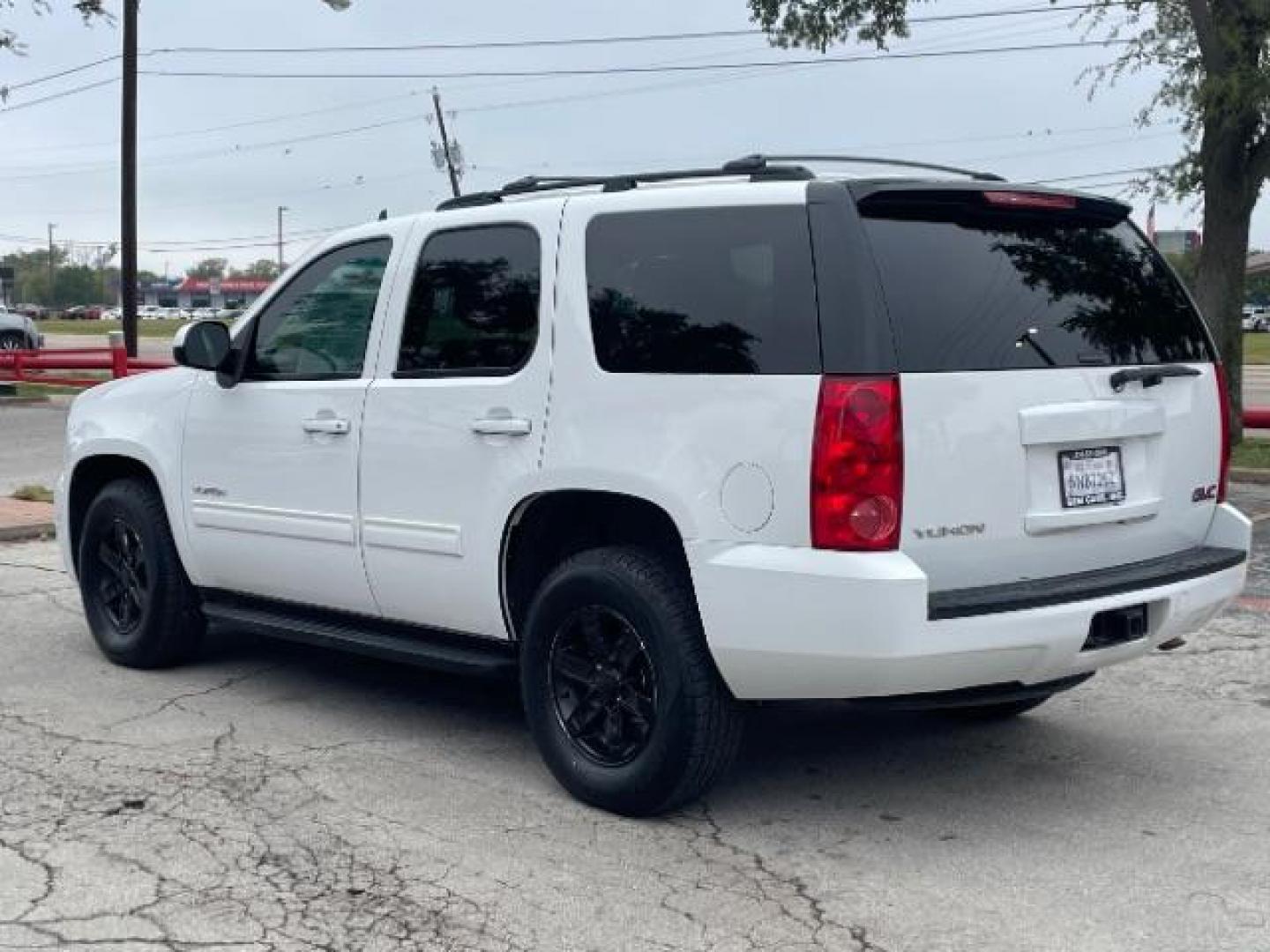 2013 Summit White GMC Yukon SLE 2WD (1GKS1AE07DR) with an 5.3L V8 OHV 16V FFV engine, 6-Speed Automatic transmission, located at 12182 Garland Rd, Dallas, TX, 75218, (214) 521-2040, 0.000000, 0.000000 - Photo#4