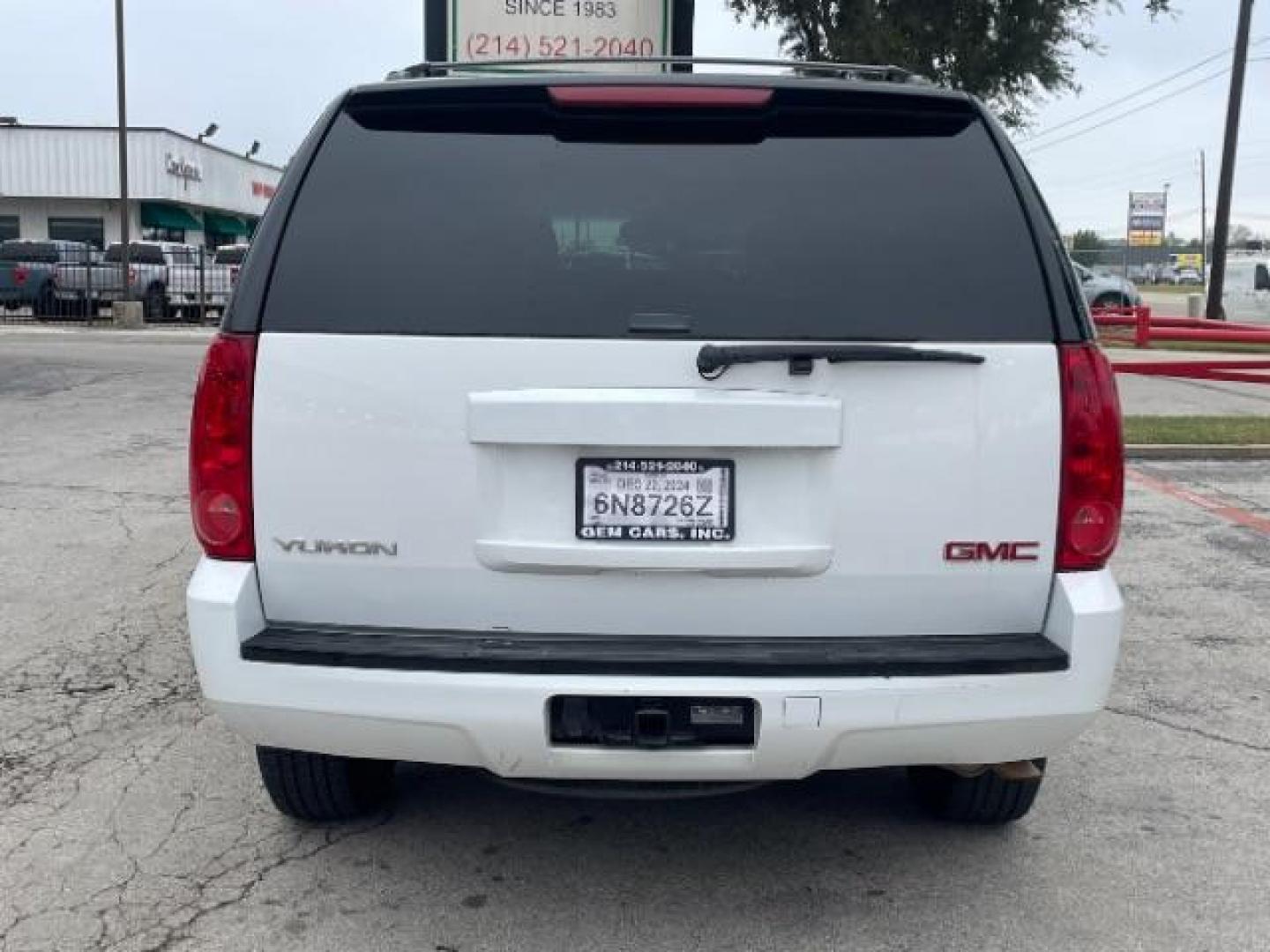 2013 Summit White GMC Yukon SLE 2WD (1GKS1AE07DR) with an 5.3L V8 OHV 16V FFV engine, 6-Speed Automatic transmission, located at 12182 Garland Rd, Dallas, TX, 75218, (214) 521-2040, 0.000000, 0.000000 - Photo#5