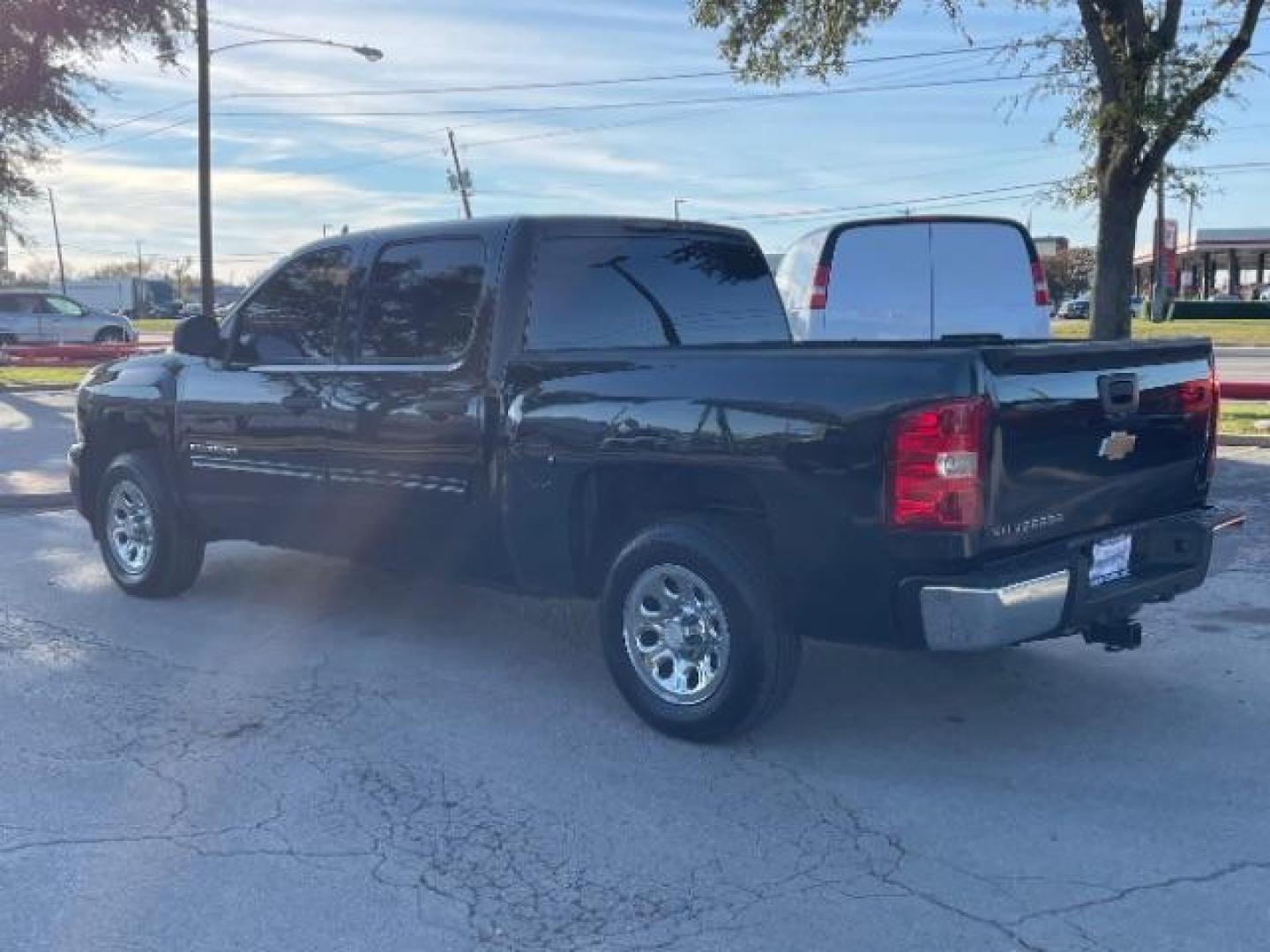 2010 Black Chevrolet Silverado 1500 LS Crew Cab 2WD (3GCRCREA1AG) with an 4.8L V8 OHV 16V engine, 4-Speed Automatic transmission, located at 12182 Garland Rd, Dallas, TX, 75218, (214) 521-2040, 0.000000, 0.000000 - Photo#5