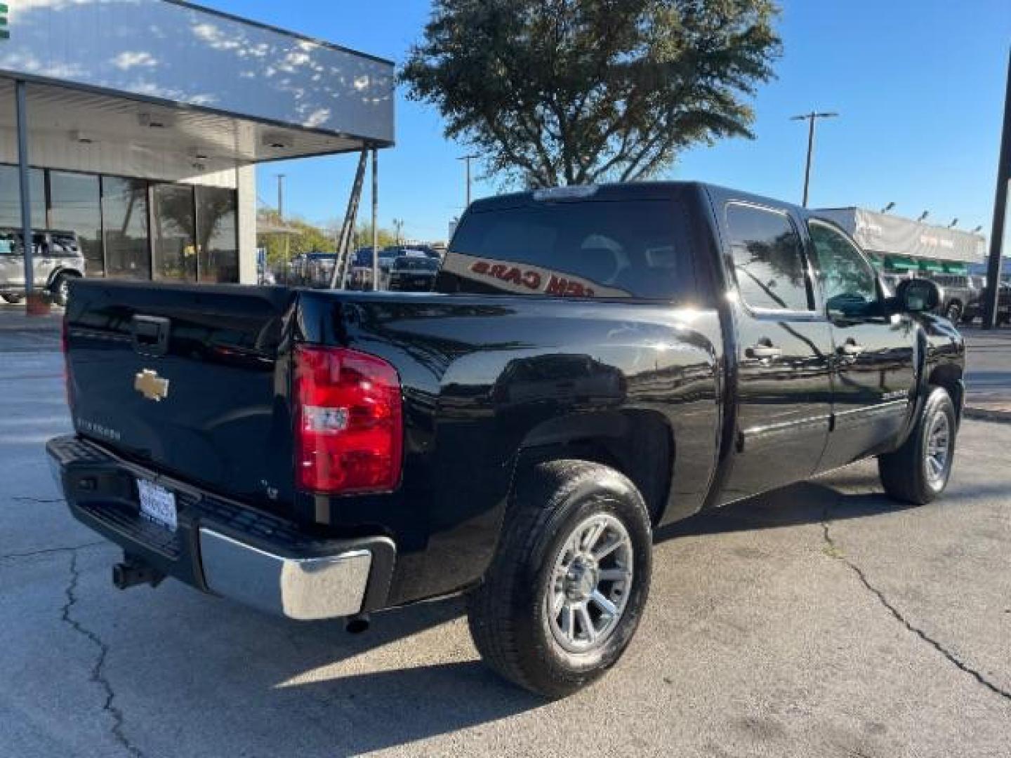 2013 Black Chevrolet Silverado 1500 LT Crew Cab 2WD (3GCPCSE0XDG) with an 5.3L V8 OHV 16V FFV engine, 6-Speed Automatic transmission, located at 12182 Garland Rd, Dallas, TX, 75218, (214) 521-2040, 0.000000, 0.000000 - Photo#8