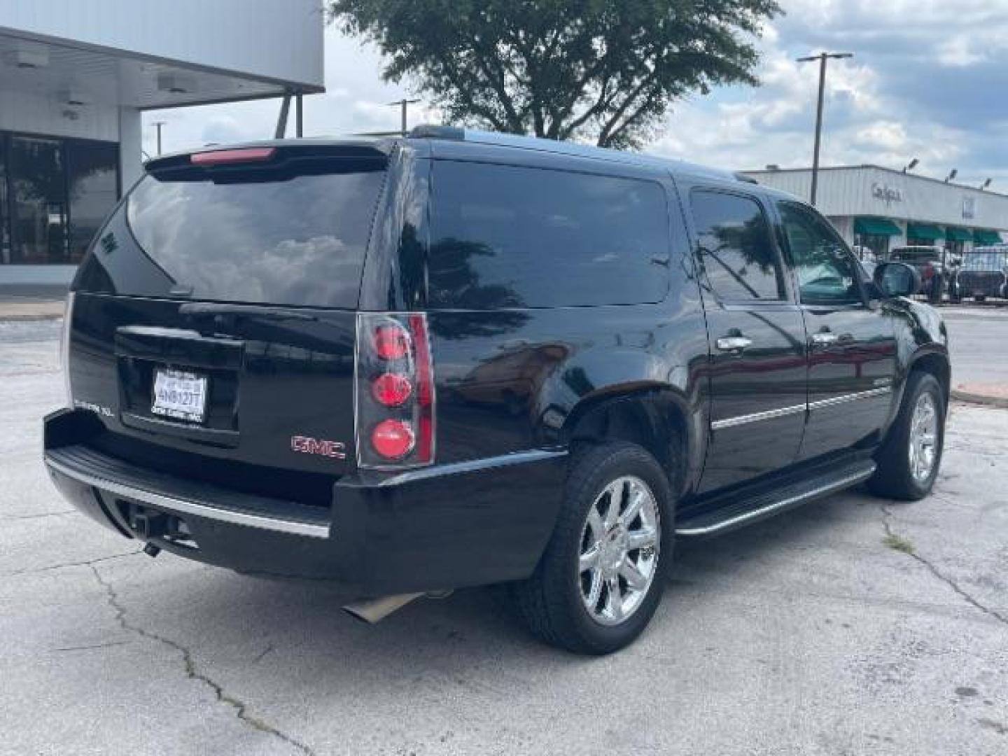 2013 Onyx Black GMC Yukon Denali XL 4WD (1GKS2MEF3DR) with an 6.2L V8 OHV 16V engine, 6-Speed Automatic transmission, located at 12182 Garland Rd, Dallas, TX, 75218, (214) 521-2040, 0.000000, 0.000000 - Photo#6