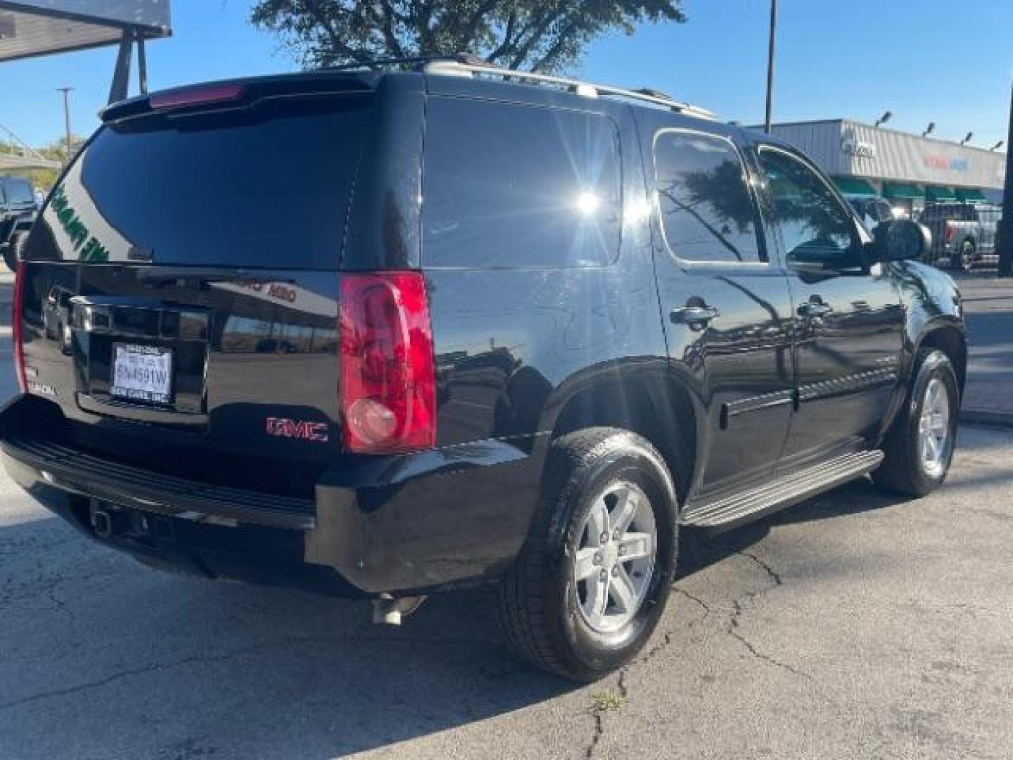 2011 Carbon Black Metalli GMC Yukon SLE1 2WD (1GKS1AE01BR) with an 5.3L V8 OHV 16V FFV engine, 6-Speed Automatic transmission, located at 12182 Garland Rd, Dallas, TX, 75218, (214) 521-2040, 0.000000, 0.000000 - Photo#5