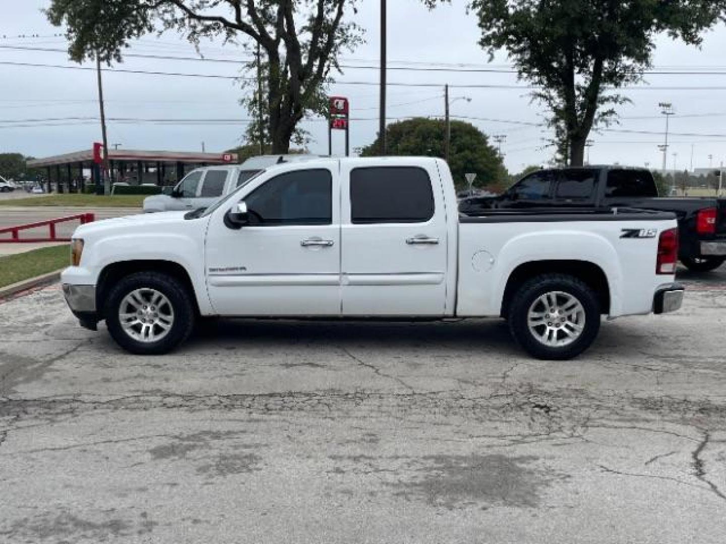 2012 Summit White GMC Sierra 1500 SLE Crew Cab 2WD (3GTP1VE06CG) with an 5.3L V8 OHV 16V FFV engine, 6-Speed Automatic transmission, located at 12182 Garland Rd, Dallas, TX, 75218, (214) 521-2040, 0.000000, 0.000000 - Photo#2