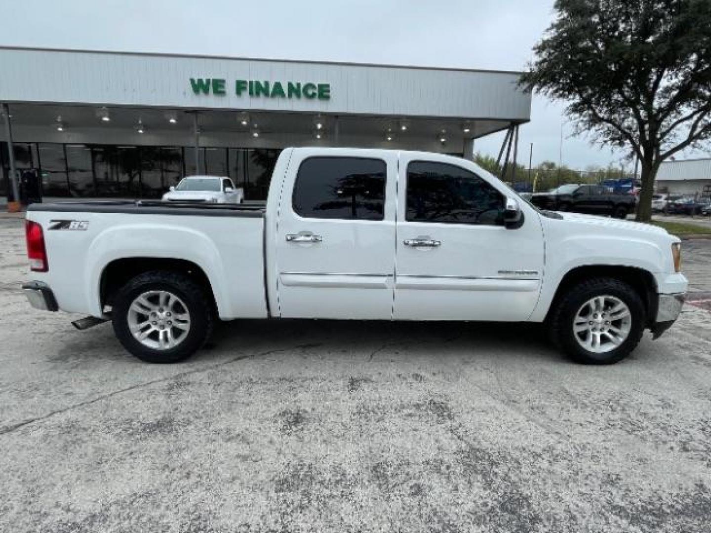 2012 Summit White GMC Sierra 1500 SLE Crew Cab 2WD (3GTP1VE06CG) with an 5.3L V8 OHV 16V FFV engine, 6-Speed Automatic transmission, located at 12182 Garland Rd, Dallas, TX, 75218, (214) 521-2040, 0.000000, 0.000000 - Photo#8