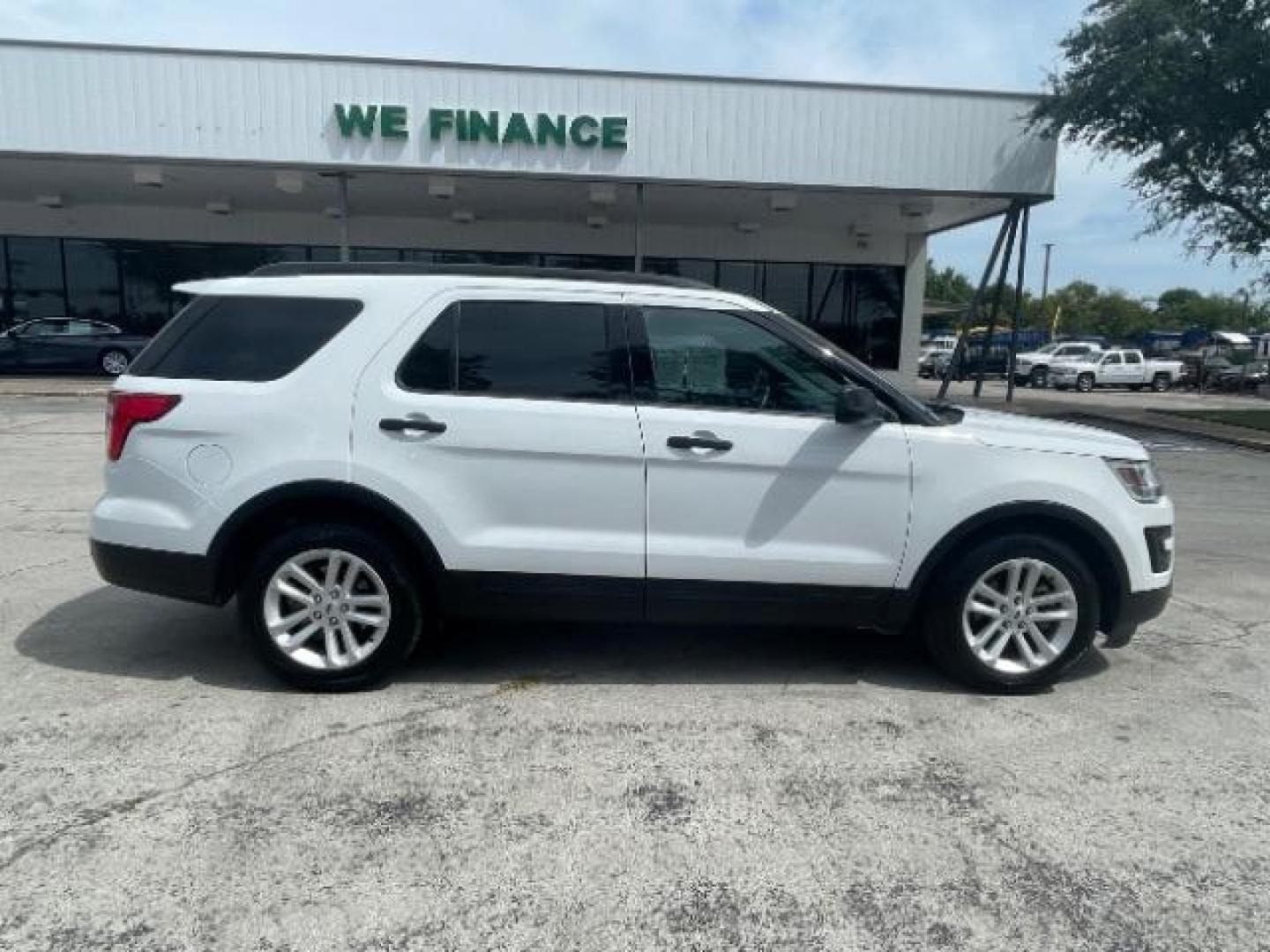 2017 Oxford White Ford Explorer Base FWD (1FM5K7B80HG) with an 3.5L V6 DOHC 24V engine, 6-Speed Automatic transmission, located at 12182 Garland Rd, Dallas, TX, 75218, (214) 521-2040, 0.000000, 0.000000 - Photo#9