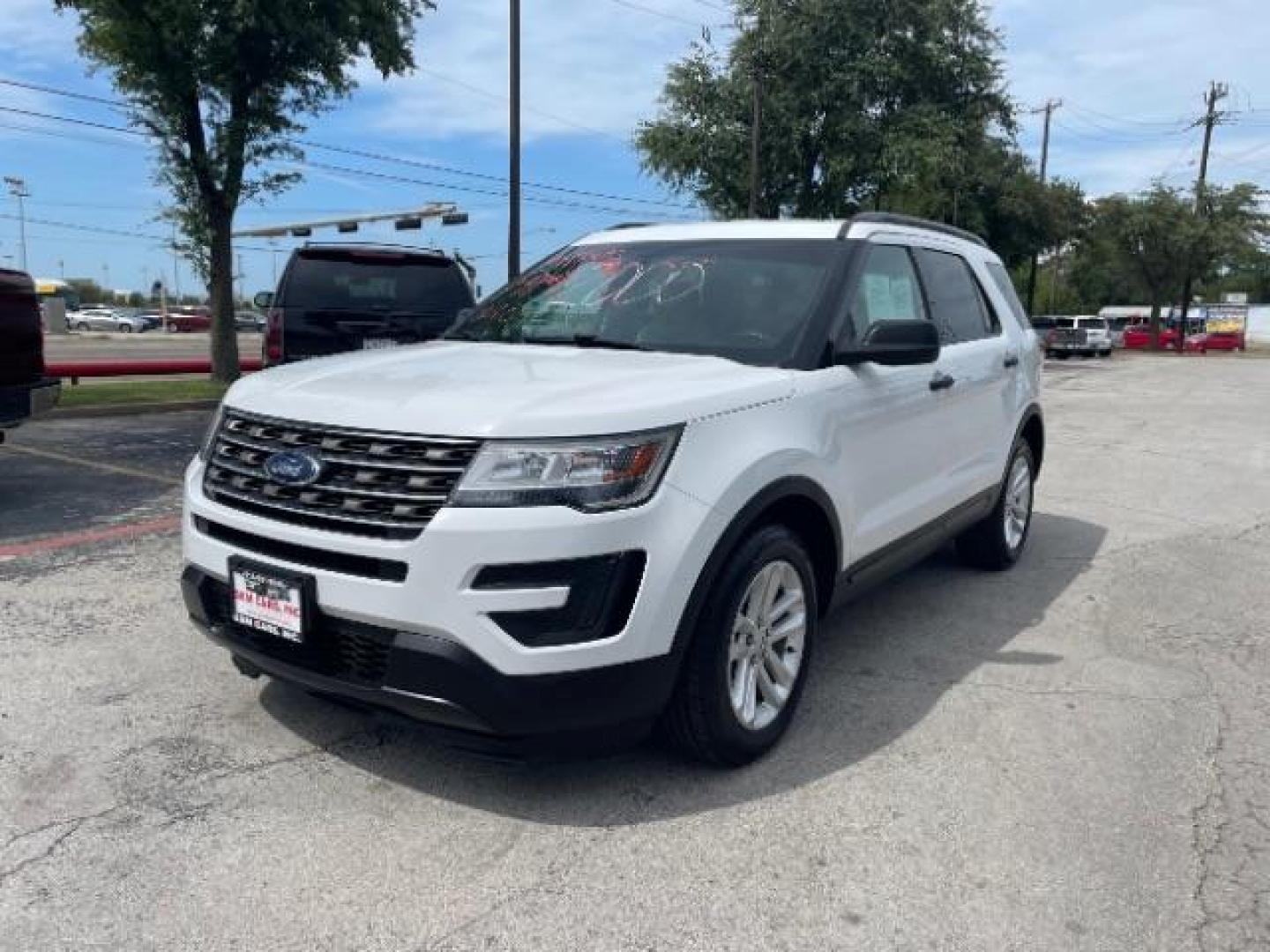 2017 Oxford White Ford Explorer Base FWD (1FM5K7B80HG) with an 3.5L V6 DOHC 24V engine, 6-Speed Automatic transmission, located at 12182 Garland Rd, Dallas, TX, 75218, (214) 521-2040, 0.000000, 0.000000 - Photo#3