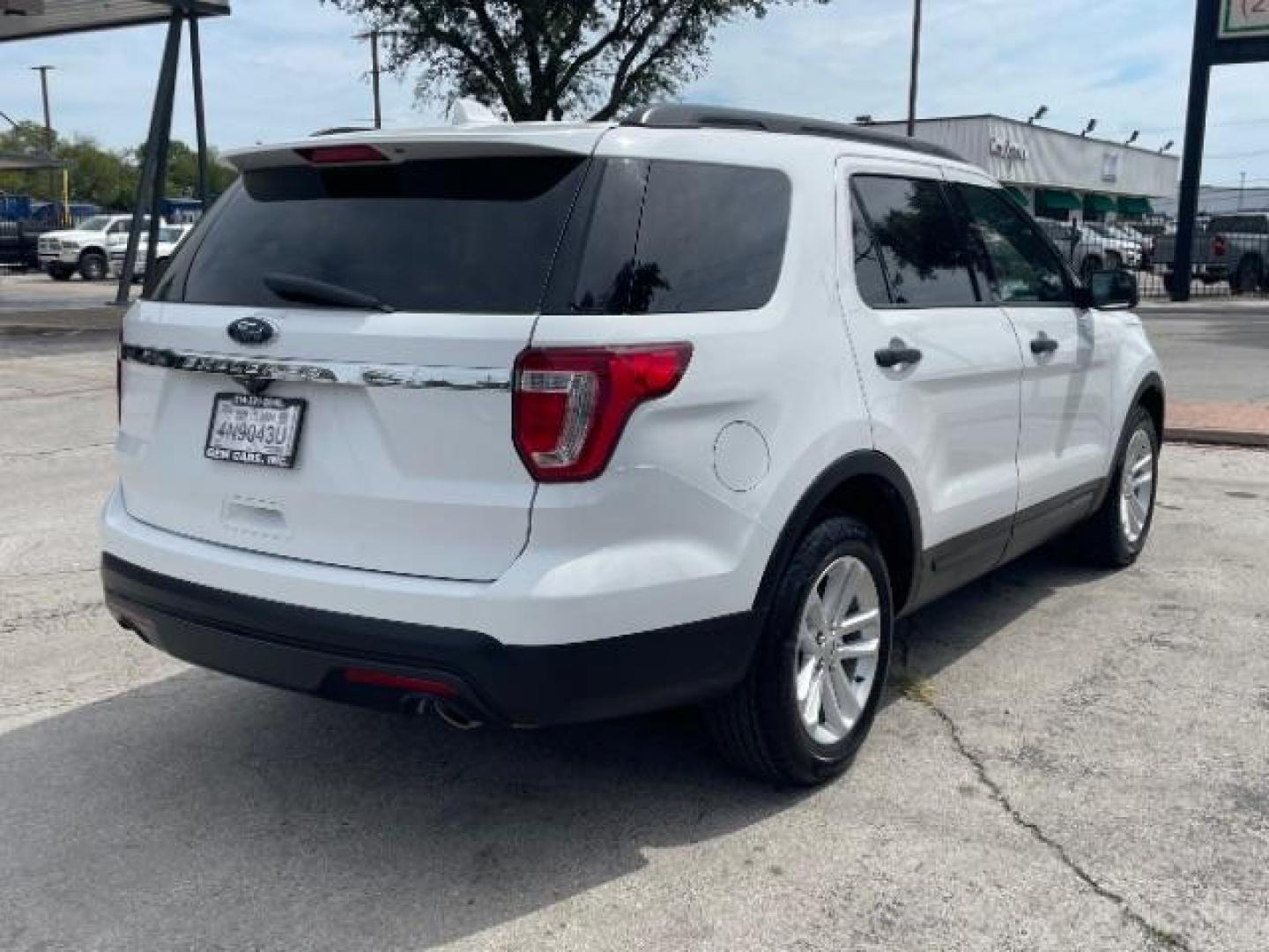 2017 Oxford White Ford Explorer Base FWD (1FM5K7B80HG) with an 3.5L V6 DOHC 24V engine, 6-Speed Automatic transmission, located at 12182 Garland Rd, Dallas, TX, 75218, (214) 521-2040, 0.000000, 0.000000 - Photo#5