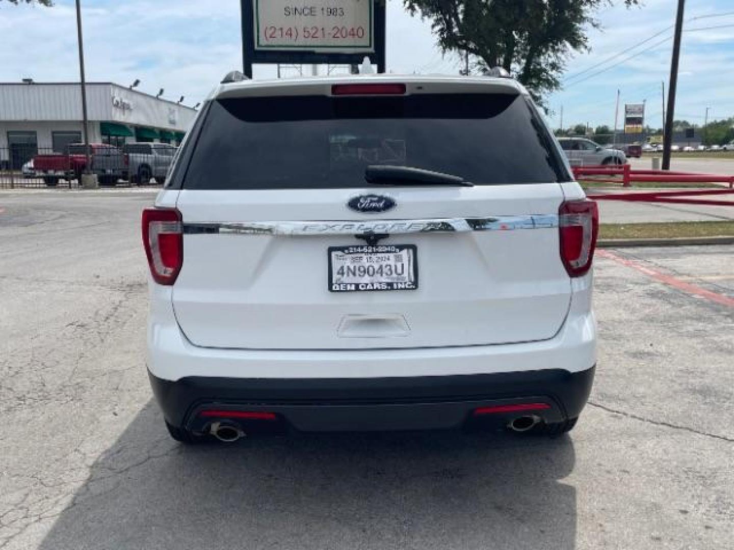 2017 Oxford White Ford Explorer Base FWD (1FM5K7B80HG) with an 3.5L V6 DOHC 24V engine, 6-Speed Automatic transmission, located at 12182 Garland Rd, Dallas, TX, 75218, (214) 521-2040, 0.000000, 0.000000 - Photo#6