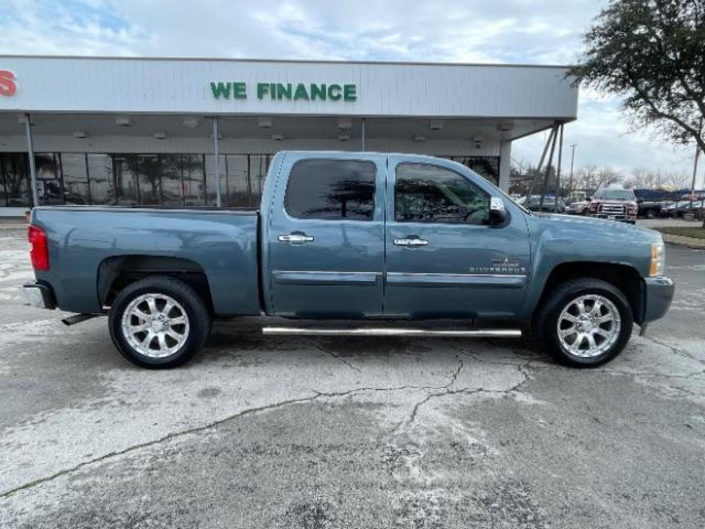 2009 Blue Granite Metalli Chevrolet Silverado 1500 LT1 Crew Cab 2WD (3GCEC23J09G) with an 5.3L V8 OHV 16V engine, 6-Speed Automatic transmission, located at 12182 Garland Rd, Dallas, TX, 75218, (214) 521-2040, 0.000000, 0.000000 - Photo#9