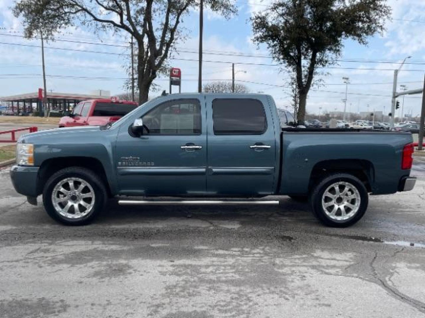 2009 Blue Granite Metalli Chevrolet Silverado 1500 LT1 Crew Cab 2WD (3GCEC23J09G) with an 5.3L V8 OHV 16V engine, 6-Speed Automatic transmission, located at 12182 Garland Rd, Dallas, TX, 75218, (214) 521-2040, 0.000000, 0.000000 - Photo#2