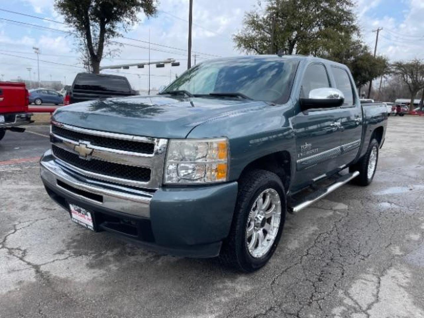 2009 Blue Granite Metalli Chevrolet Silverado 1500 LT1 Crew Cab 2WD (3GCEC23J09G) with an 5.3L V8 OHV 16V engine, 6-Speed Automatic transmission, located at 12182 Garland Rd, Dallas, TX, 75218, (214) 521-2040, 0.000000, 0.000000 - Photo#3