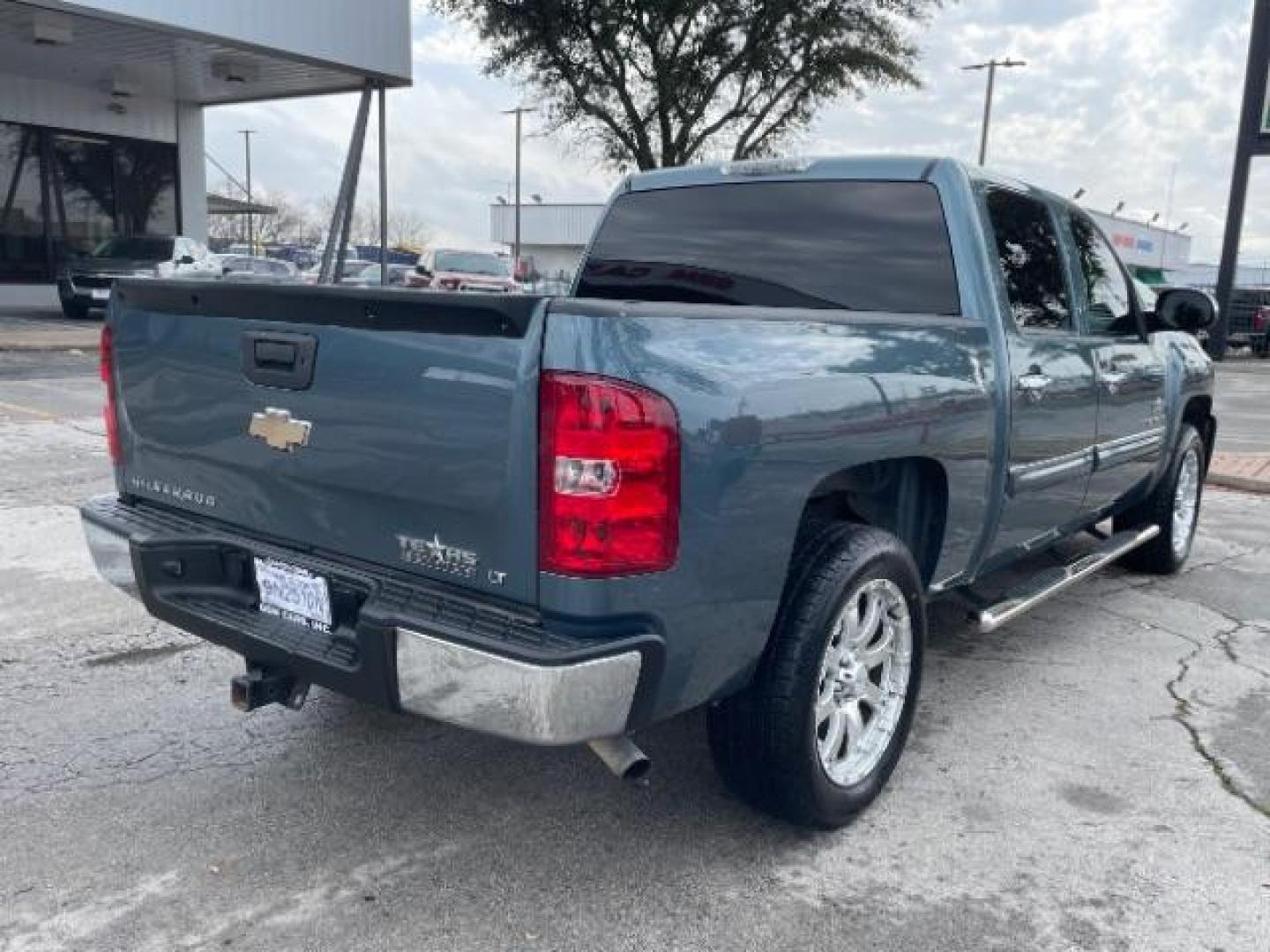 2009 Blue Granite Metalli Chevrolet Silverado 1500 LT1 Crew Cab 2WD (3GCEC23J09G) with an 5.3L V8 OHV 16V engine, 6-Speed Automatic transmission, located at 12182 Garland Rd, Dallas, TX, 75218, (214) 521-2040, 0.000000, 0.000000 - Photo#4