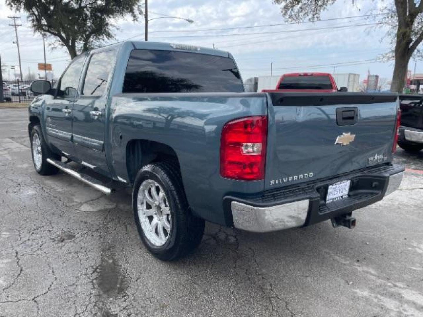 2009 Blue Granite Metalli Chevrolet Silverado 1500 LT1 Crew Cab 2WD (3GCEC23J09G) with an 5.3L V8 OHV 16V engine, 6-Speed Automatic transmission, located at 12182 Garland Rd, Dallas, TX, 75218, (214) 521-2040, 0.000000, 0.000000 - Photo#6