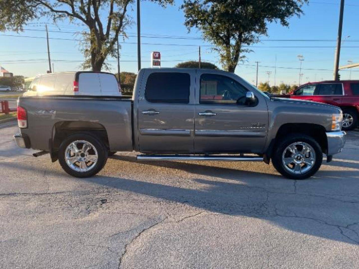 2013 Graystone Metallic Chevrolet Silverado 1500 LT Crew Cab 4WD (3GCPKSE76DG) with an 5.3L V8 OHV 16V FFV engine, located at 12182 Garland Rd, Dallas, TX, 75218, (214) 521-2040, 0.000000, 0.000000 - Photo#5