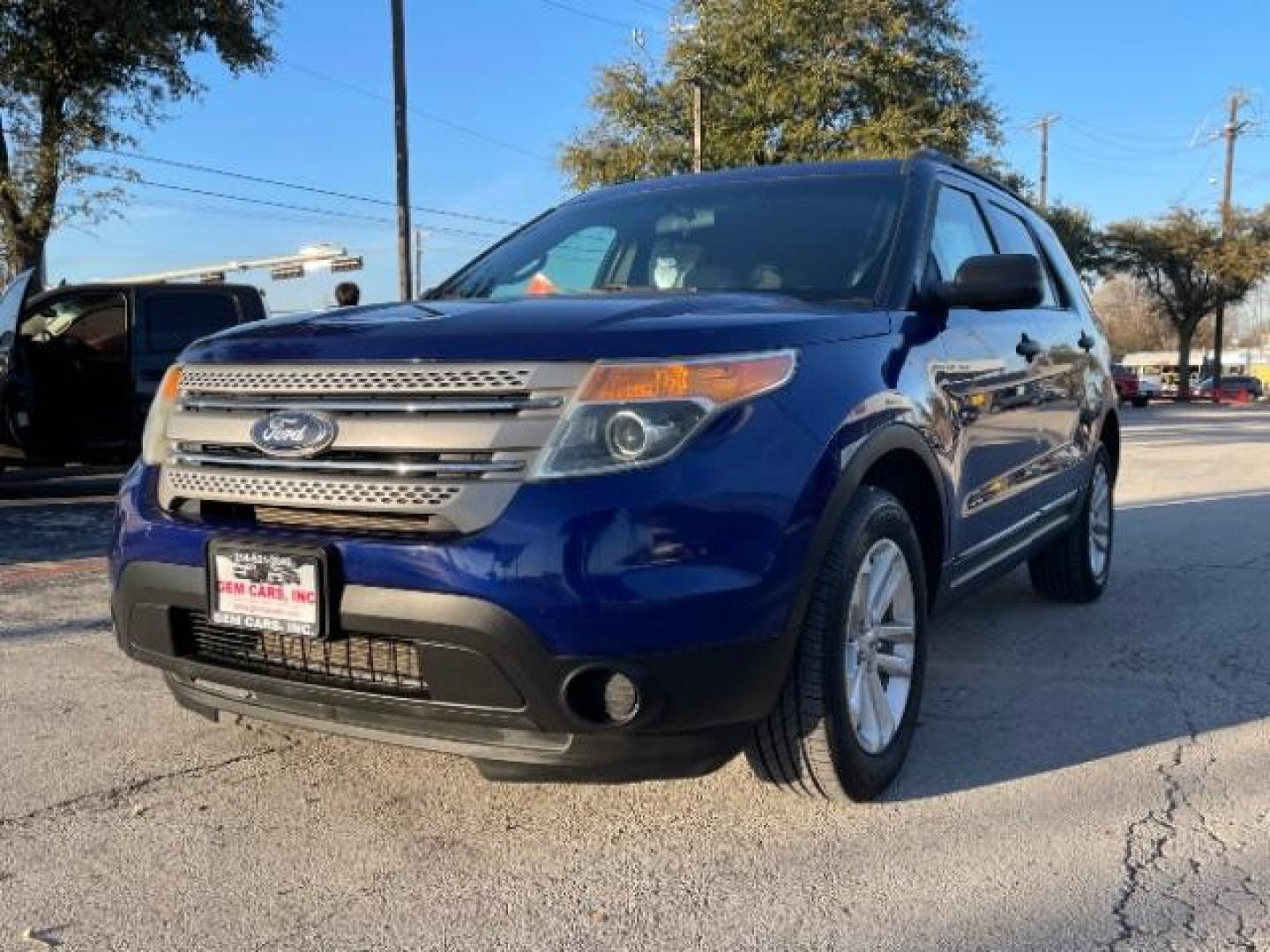 2015 Deep Impact Blue Met Ford Explorer Base 4WD (1FM5K8B82FG) with an 3.5L V6 DOHC 24V engine, 6-Speed Automatic transmission, located at 12182 Garland Rd, Dallas, TX, 75218, (214) 521-2040, 0.000000, 0.000000 - Photo#4