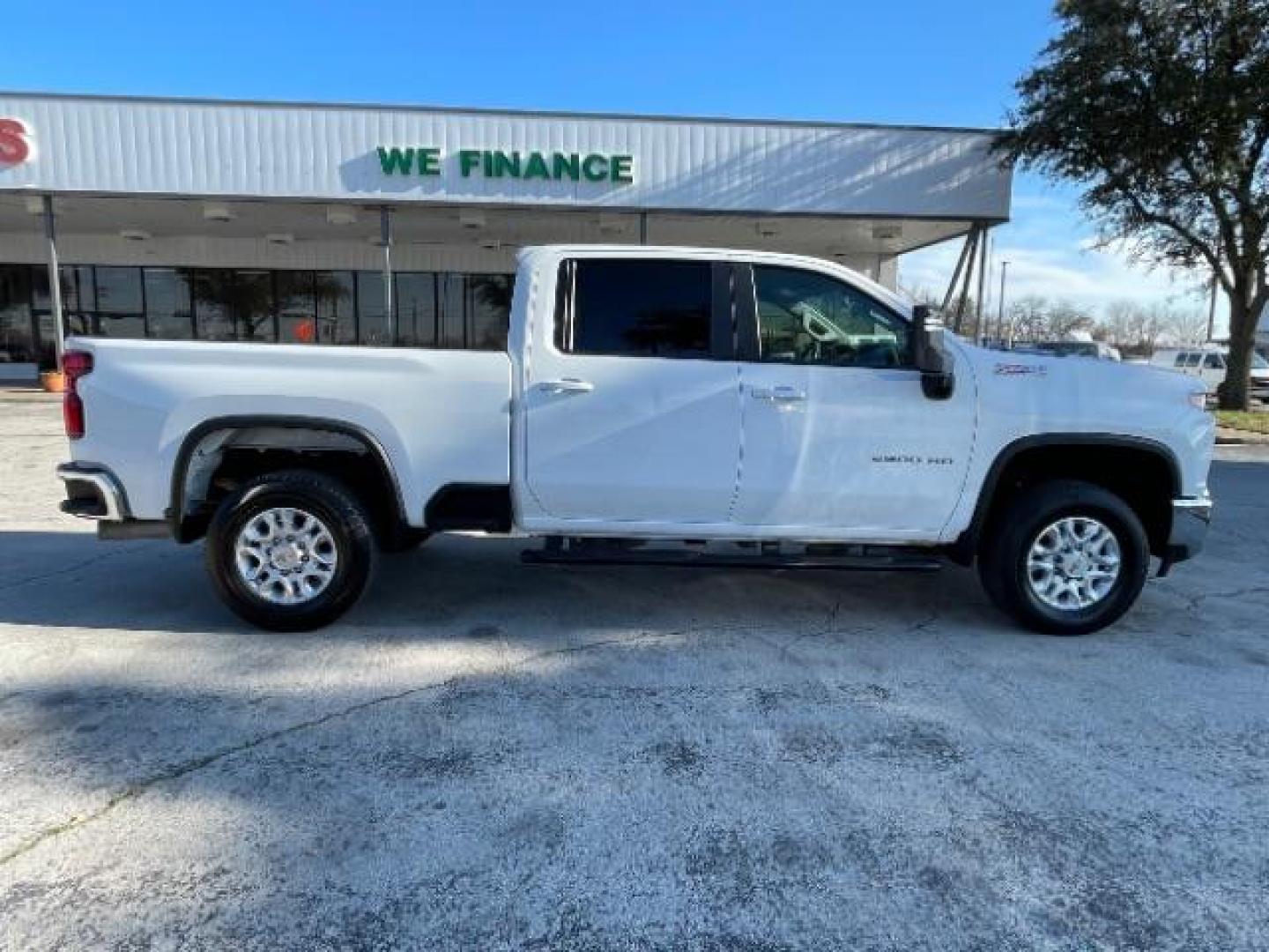 2021 White /Jet Black, cloth Chevrolet Silverado 2500HD LT Crew Cab Short Bo (1GC1YNEY9MF) with an 6.6L V8 OHV 16V DIES engine, 6-Speed Automatic transmission, located at 12182 Garland Rd, Dallas, TX, 75218, (214) 521-2040, 0.000000, 0.000000 - Photo#7