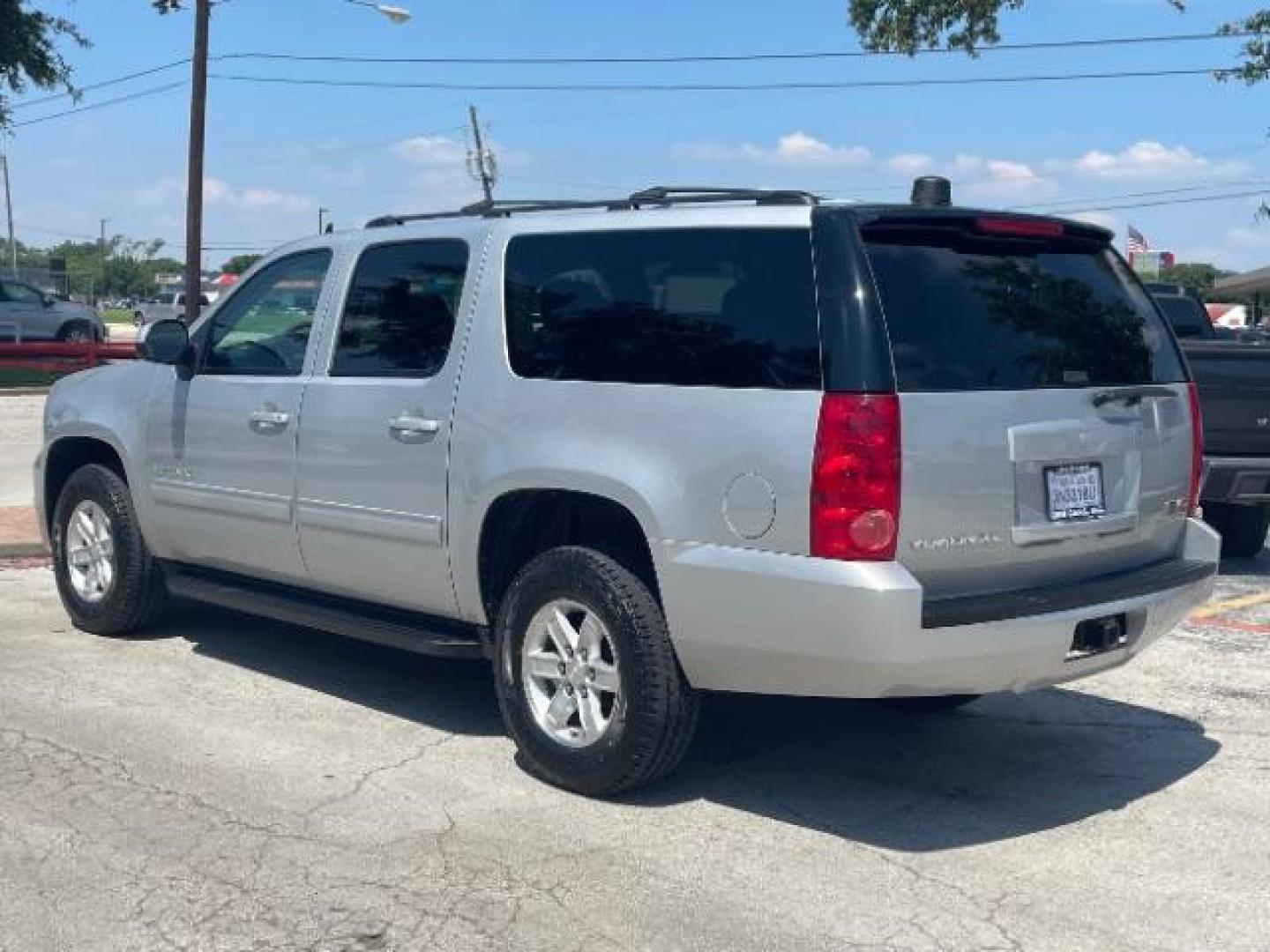 2013 Quicksilver Metallic /Ebony Cloth Interior GMC Yukon XL SLE-1 1/2 Ton 4WD (1GKS2HE74DR) with an 5.3L V8 OHV 16V FFV engine, 6-Speed Automatic transmission, located at 12182 Garland Rd, Dallas, TX, 75218, (214) 521-2040, 0.000000, 0.000000 - Photo#6