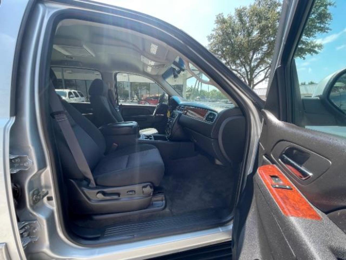 2013 Quicksilver Metallic /Ebony Cloth Interior GMC Yukon XL SLE-1 1/2 Ton 4WD (1GKS2HE74DR) with an 5.3L V8 OHV 16V FFV engine, 6-Speed Automatic transmission, located at 12182 Garland Rd, Dallas, TX, 75218, (214) 521-2040, 0.000000, 0.000000 - Photo#8