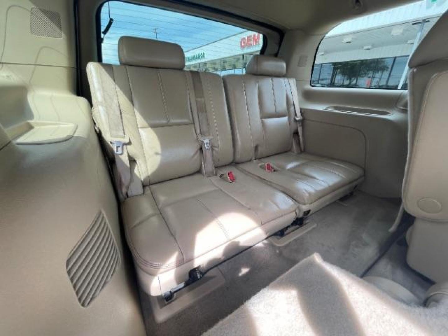 2013 Summit White GMC Yukon SLT 2WD (1GKS1CE0XDR) with an 5.3L V8 OHV 16V FFV engine, 6-Speed Automatic transmission, located at 12182 Garland Rd, Dallas, TX, 75218, (214) 521-2040, 0.000000, 0.000000 - Photo#9