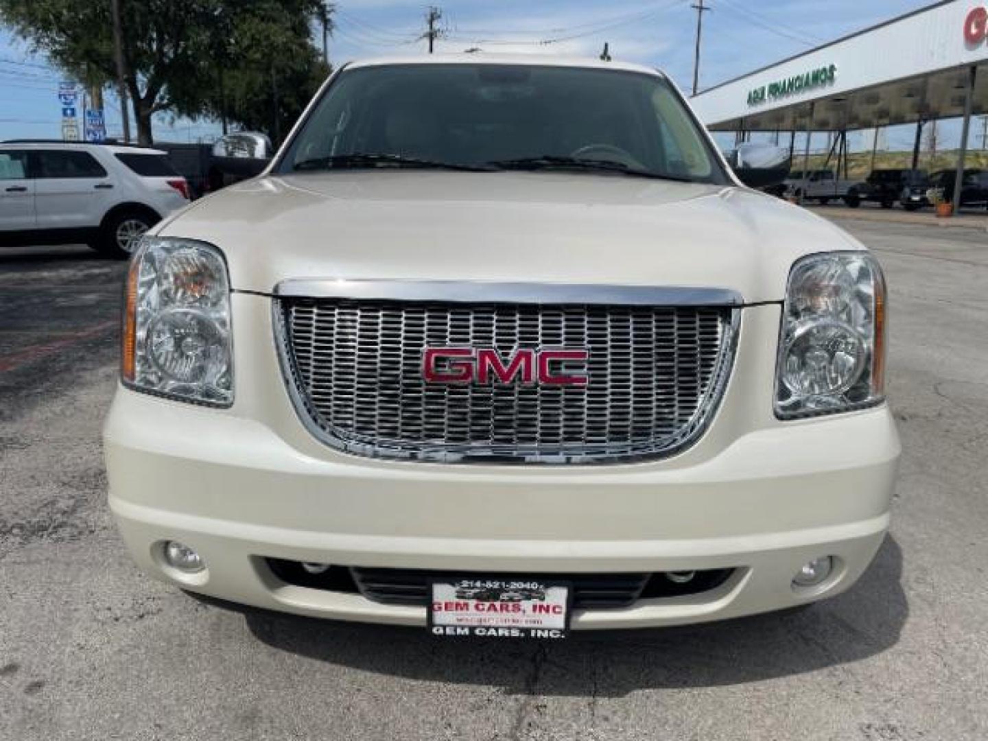 2013 Summit White GMC Yukon SLT 2WD (1GKS1CE0XDR) with an 5.3L V8 OHV 16V FFV engine, 6-Speed Automatic transmission, located at 12182 Garland Rd, Dallas, TX, 75218, (214) 521-2040, 0.000000, 0.000000 - Photo#1