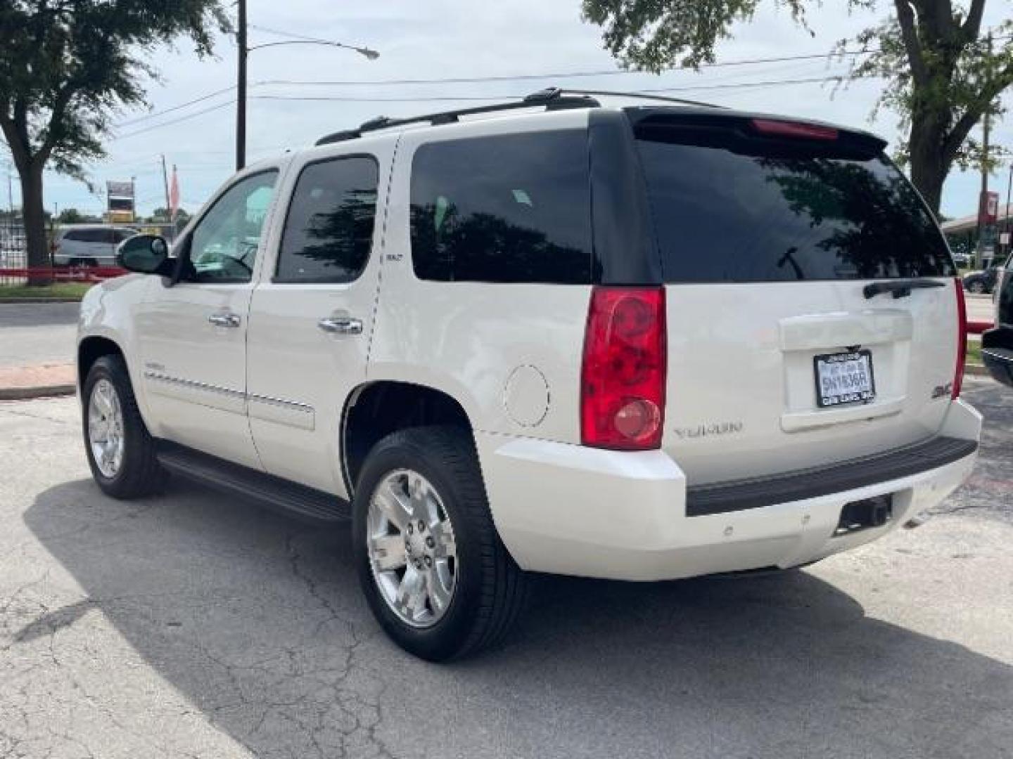 2013 Summit White GMC Yukon SLT 2WD (1GKS1CE0XDR) with an 5.3L V8 OHV 16V FFV engine, 6-Speed Automatic transmission, located at 12182 Garland Rd, Dallas, TX, 75218, (214) 521-2040, 0.000000, 0.000000 - Photo#2