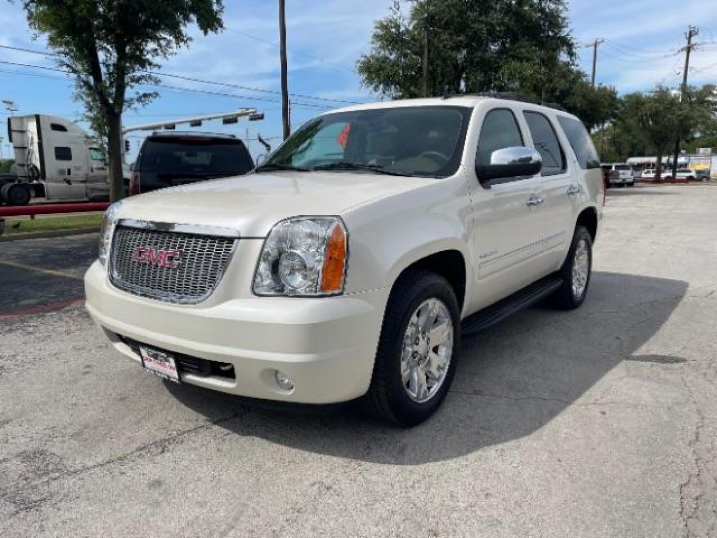 2013 Summit White GMC Yukon SLT 2WD (1GKS1CE0XDR) with an 5.3L V8 OHV 16V FFV engine, 6-Speed Automatic transmission, located at 12182 Garland Rd, Dallas, TX, 75218, (214) 521-2040, 0.000000, 0.000000 - Photo#4