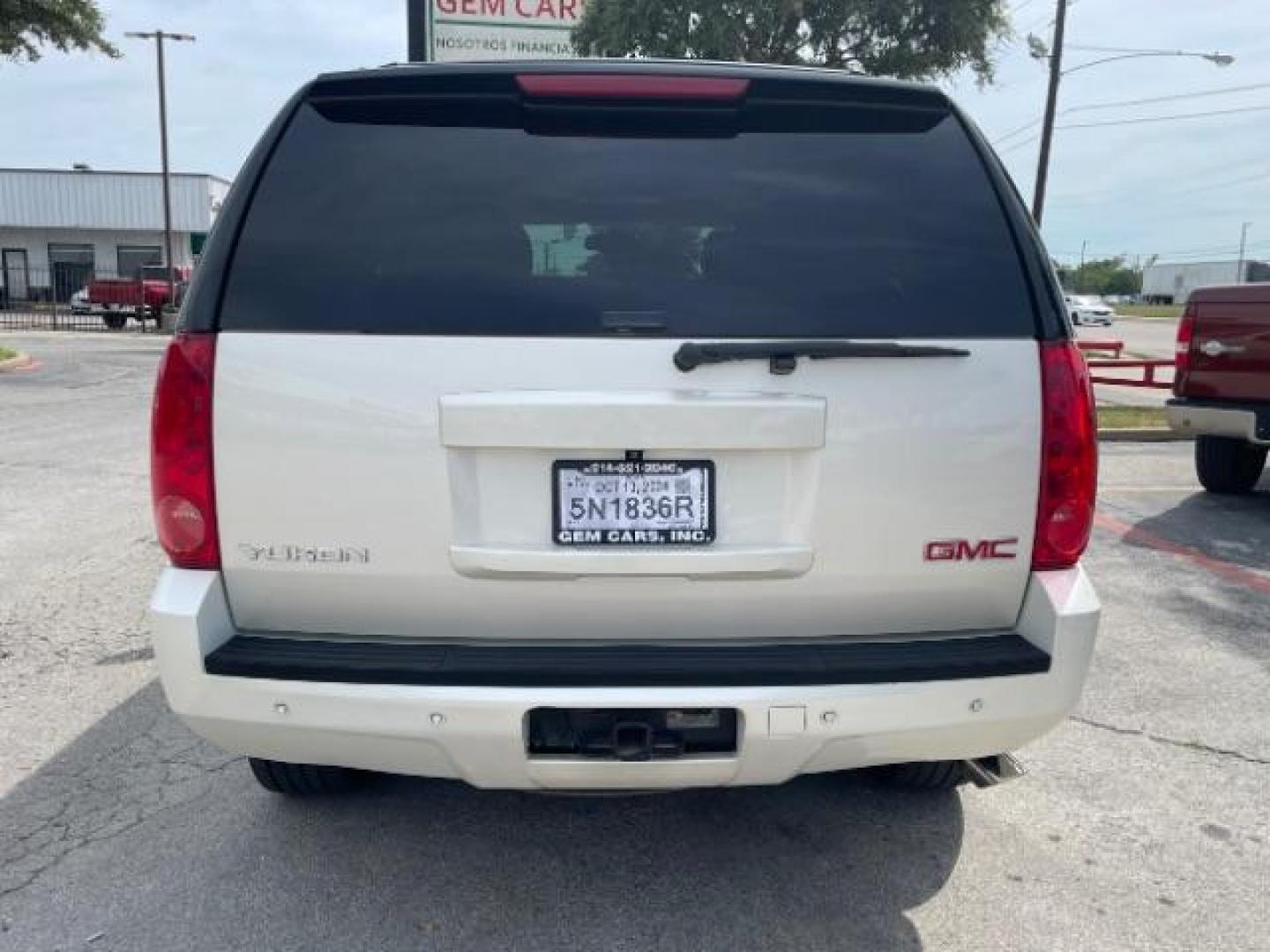 2013 Summit White GMC Yukon SLT 2WD (1GKS1CE0XDR) with an 5.3L V8 OHV 16V FFV engine, 6-Speed Automatic transmission, located at 12182 Garland Rd, Dallas, TX, 75218, (214) 521-2040, 0.000000, 0.000000 - Photo#5