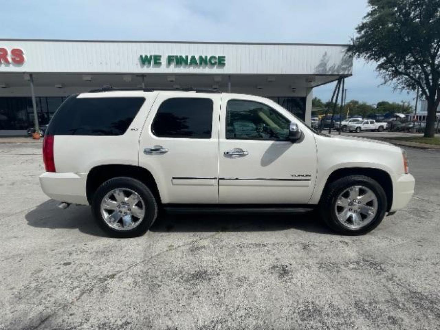 2013 Summit White GMC Yukon SLT 2WD (1GKS1CE0XDR) with an 5.3L V8 OHV 16V FFV engine, 6-Speed Automatic transmission, located at 12182 Garland Rd, Dallas, TX, 75218, (214) 521-2040, 0.000000, 0.000000 - Photo#7