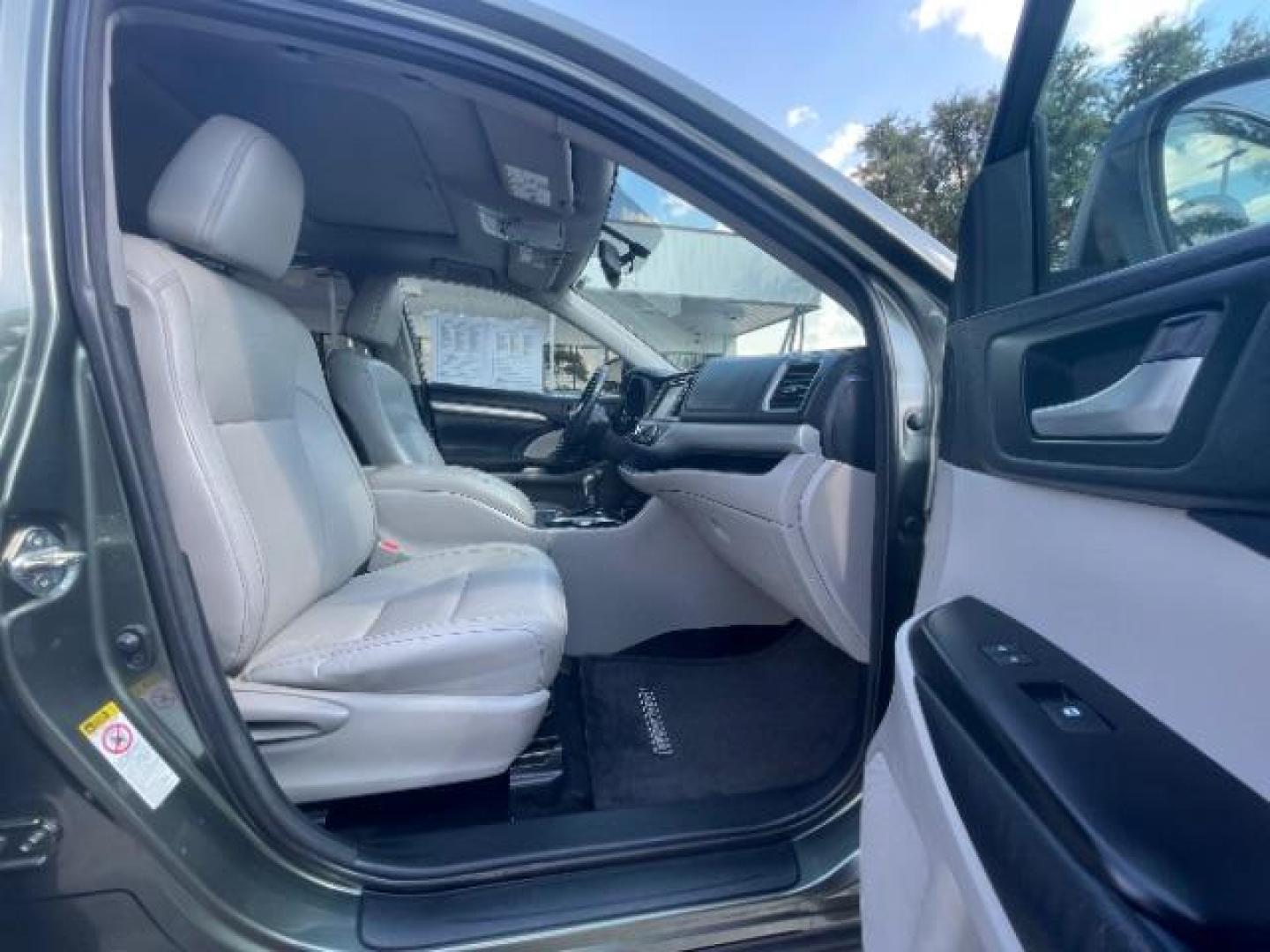 2014 Alumina Jade Metallic Toyota Highlander XLE FWD V6 (5TDKKRFH5ES) with an 3.5L V6 DOHC 24V engine, 6-Speed Automatic transmission, located at 12182 Garland Rd, Dallas, TX, 75218, (214) 521-2040, 0.000000, 0.000000 - Photo#10