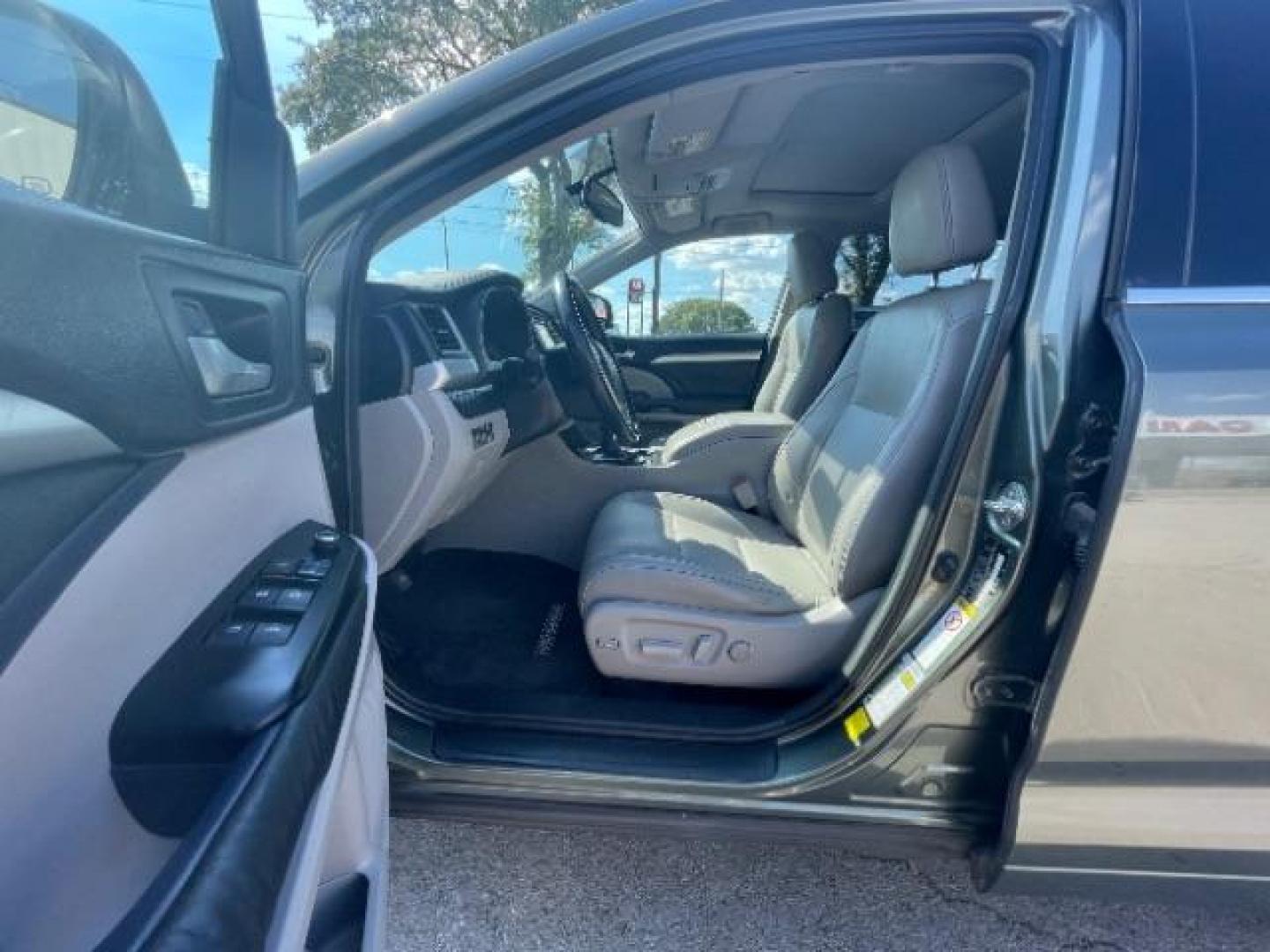 2014 Alumina Jade Metallic Toyota Highlander XLE FWD V6 (5TDKKRFH5ES) with an 3.5L V6 DOHC 24V engine, 6-Speed Automatic transmission, located at 12182 Garland Rd, Dallas, TX, 75218, (214) 521-2040, 0.000000, 0.000000 - Photo#11