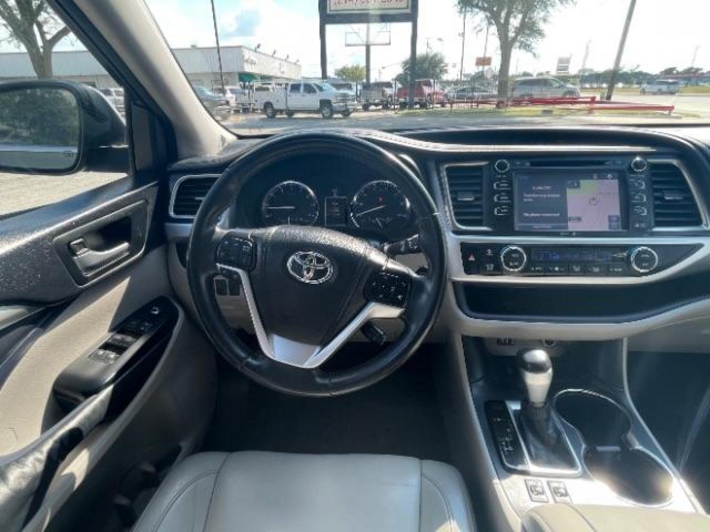 2014 Alumina Jade Metallic Toyota Highlander XLE FWD V6 (5TDKKRFH5ES) with an 3.5L V6 DOHC 24V engine, 6-Speed Automatic transmission, located at 12182 Garland Rd, Dallas, TX, 75218, (214) 521-2040, 0.000000, 0.000000 - Photo#12