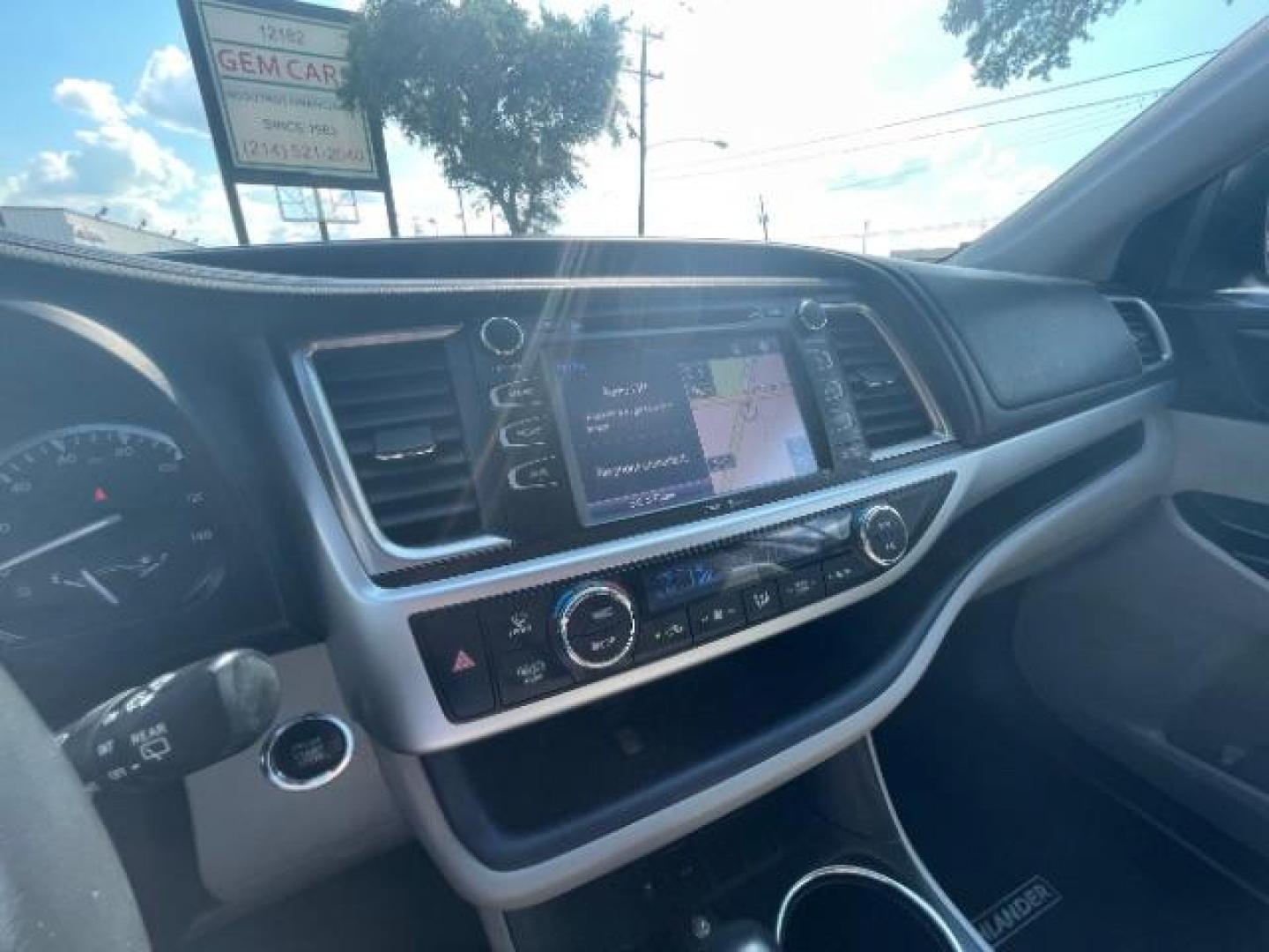 2014 Alumina Jade Metallic Toyota Highlander XLE FWD V6 (5TDKKRFH5ES) with an 3.5L V6 DOHC 24V engine, 6-Speed Automatic transmission, located at 12182 Garland Rd, Dallas, TX, 75218, (214) 521-2040, 0.000000, 0.000000 - Photo#15