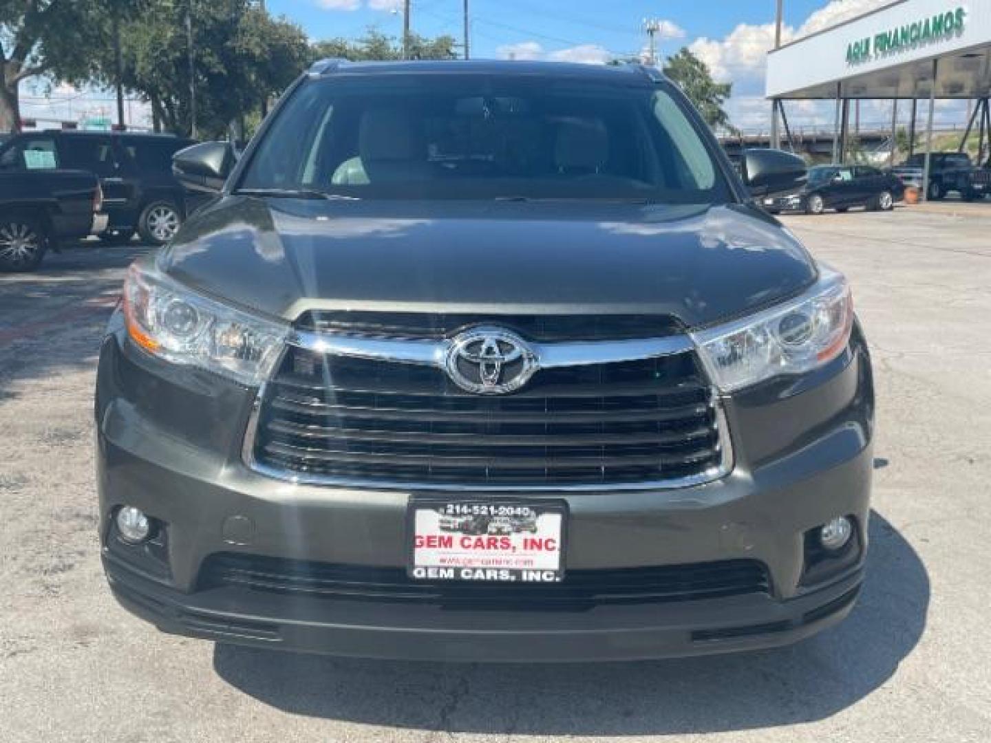 2014 Alumina Jade Metallic Toyota Highlander XLE FWD V6 (5TDKKRFH5ES) with an 3.5L V6 DOHC 24V engine, 6-Speed Automatic transmission, located at 12182 Garland Rd, Dallas, TX, 75218, (214) 521-2040, 0.000000, 0.000000 - Photo#1