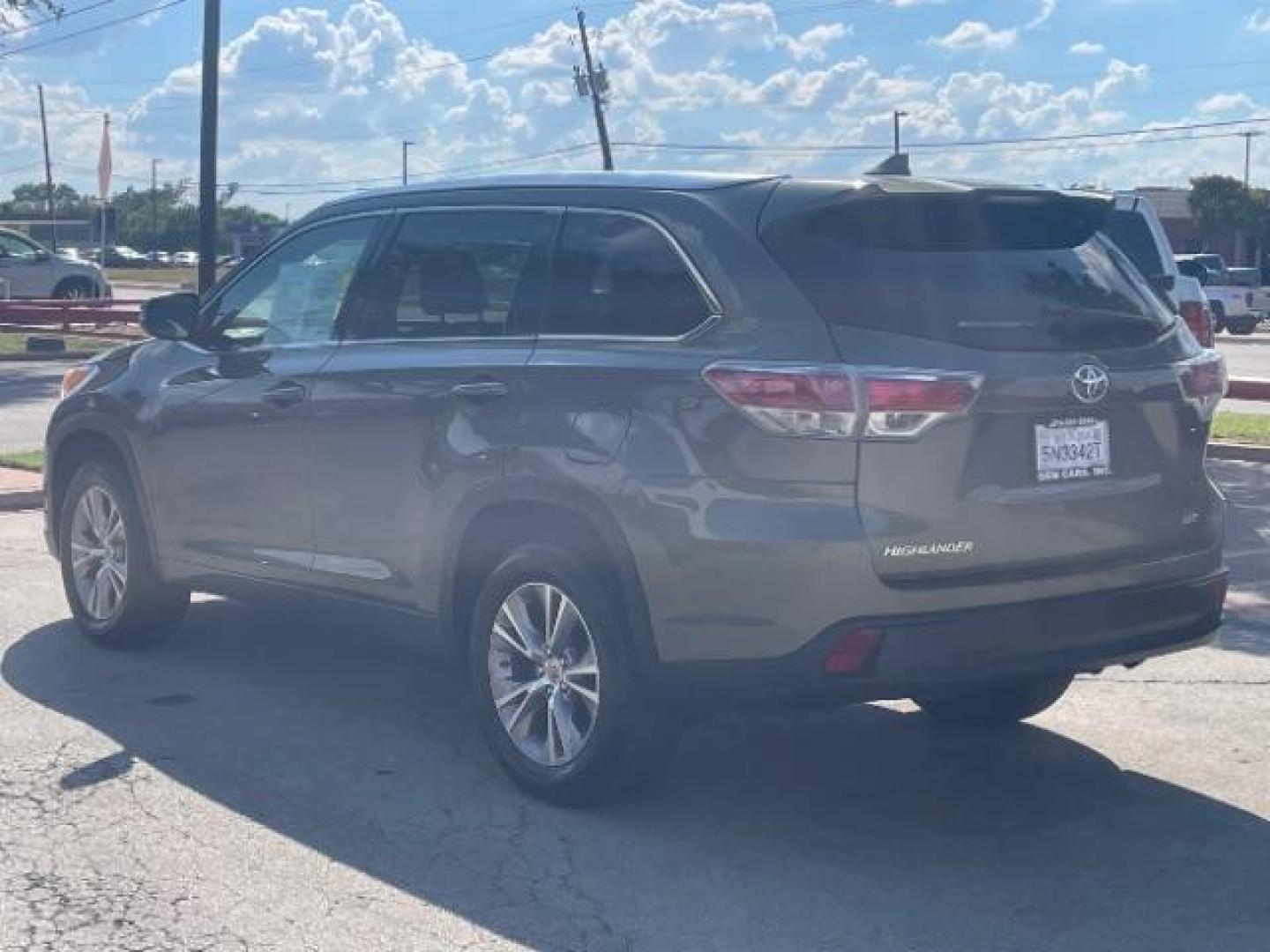 2014 Alumina Jade Metallic Toyota Highlander XLE FWD V6 (5TDKKRFH5ES) with an 3.5L V6 DOHC 24V engine, 6-Speed Automatic transmission, located at 12182 Garland Rd, Dallas, TX, 75218, (214) 521-2040, 0.000000, 0.000000 - Photo#2