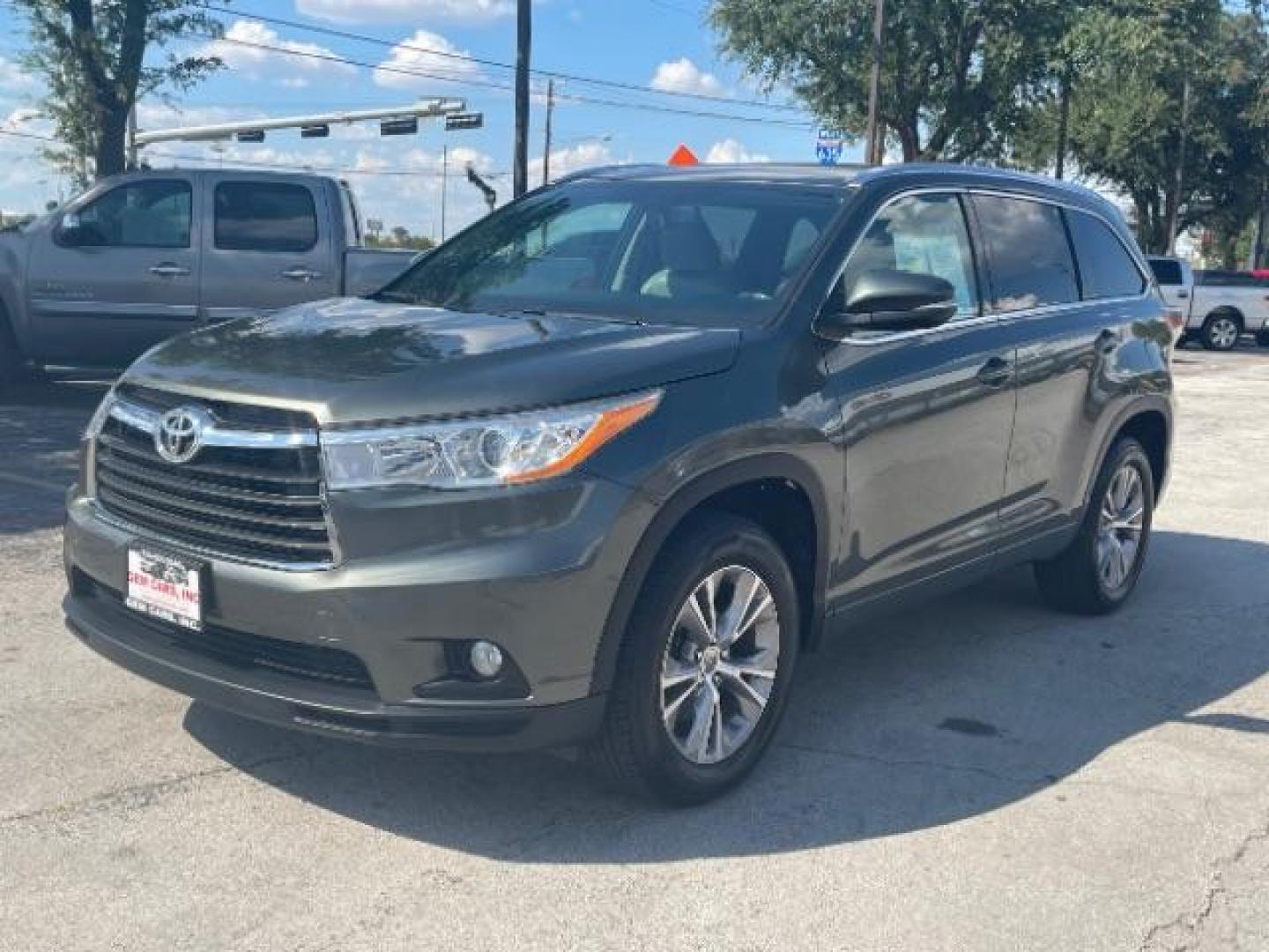 2014 Alumina Jade Metallic Toyota Highlander XLE FWD V6 (5TDKKRFH5ES) with an 3.5L V6 DOHC 24V engine, 6-Speed Automatic transmission, located at 12182 Garland Rd, Dallas, TX, 75218, (214) 521-2040, 0.000000, 0.000000 - Photo#4