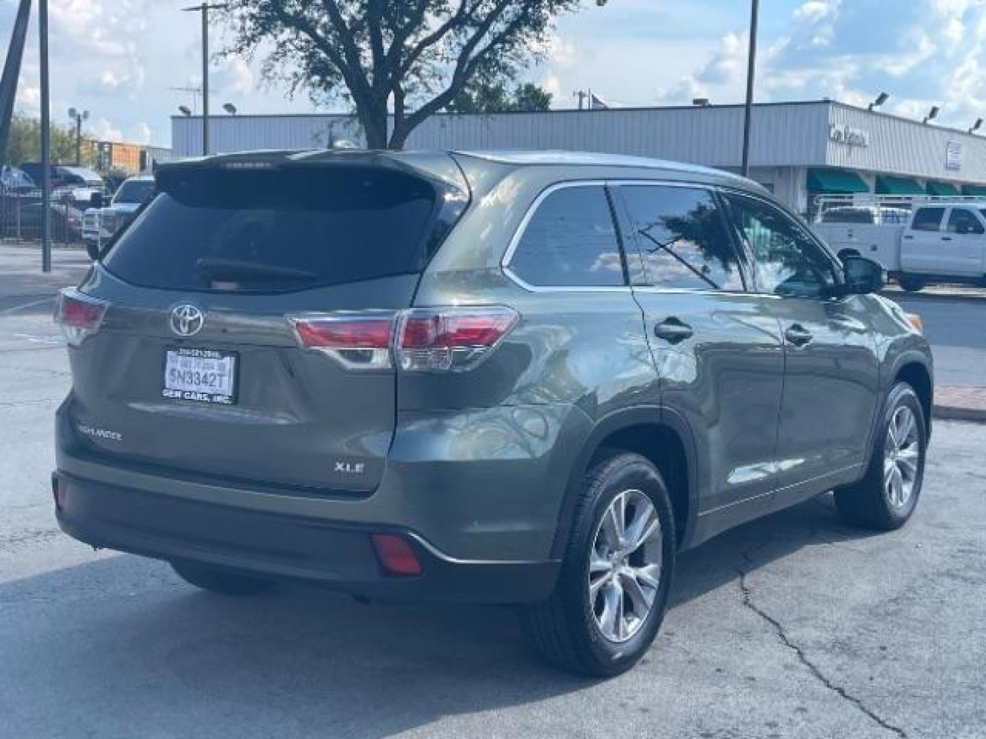 2014 Alumina Jade Metallic Toyota Highlander XLE FWD V6 (5TDKKRFH5ES) with an 3.5L V6 DOHC 24V engine, 6-Speed Automatic transmission, located at 12182 Garland Rd, Dallas, TX, 75218, (214) 521-2040, 0.000000, 0.000000 - Photo#6