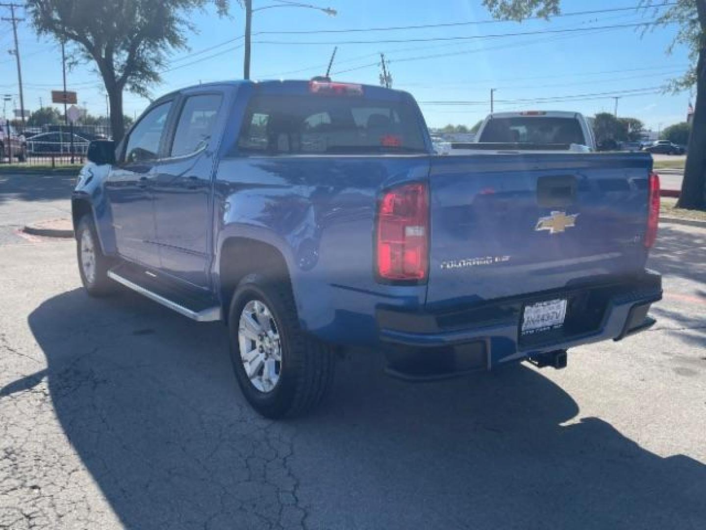 2018 Kinetic Blue Metallic Chevrolet Colorado LT Crew Cab 2WD Long Box (1GCGSCEN7J1) with an 3.6L V6 DOHC 24V GAS engine, 6-Speed Automatic transmission, located at 12182 Garland Rd, Dallas, TX, 75218, (214) 521-2040, 0.000000, 0.000000 - Photo#2