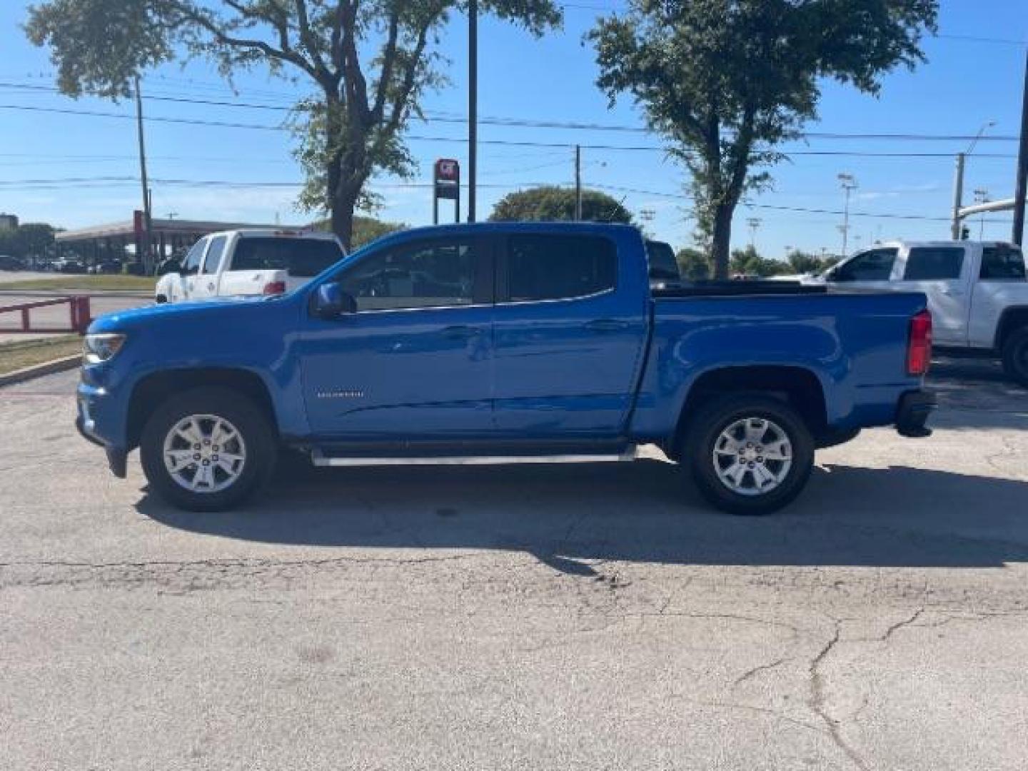 2018 Kinetic Blue Metallic Chevrolet Colorado LT Crew Cab 2WD Long Box (1GCGSCEN7J1) with an 3.6L V6 DOHC 24V GAS engine, 6-Speed Automatic transmission, located at 12182 Garland Rd, Dallas, TX, 75218, (214) 521-2040, 0.000000, 0.000000 - Photo#3