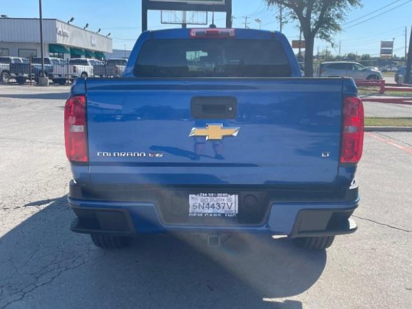 2018 Kinetic Blue Metallic Chevrolet Colorado LT Crew Cab 2WD Long Box (1GCGSCEN7J1) with an 3.6L V6 DOHC 24V GAS engine, 6-Speed Automatic transmission, located at 12182 Garland Rd, Dallas, TX, 75218, (214) 521-2040, 0.000000, 0.000000 - Photo#5