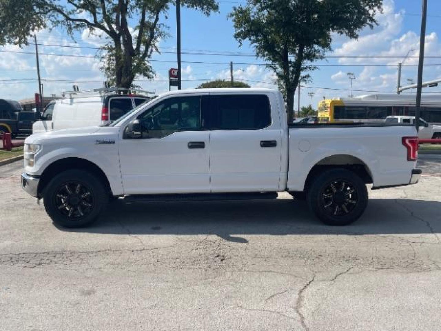 2015 Oxford White Ford F-150 XLT SuperCrew 5.5-ft. Bed 2WD (1FTEW1C89FK) with an 3.5L V6 DOHC 24V engine, 6-Speed Automatic transmission, located at 12182 Garland Rd, Dallas, TX, 75218, (214) 521-2040, 0.000000, 0.000000 - Photo#3