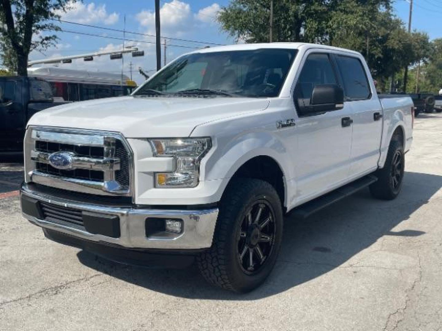 2015 Oxford White Ford F-150 XLT SuperCrew 5.5-ft. Bed 2WD (1FTEW1C89FK) with an 3.5L V6 DOHC 24V engine, 6-Speed Automatic transmission, located at 12182 Garland Rd, Dallas, TX, 75218, (214) 521-2040, 0.000000, 0.000000 - Photo#4