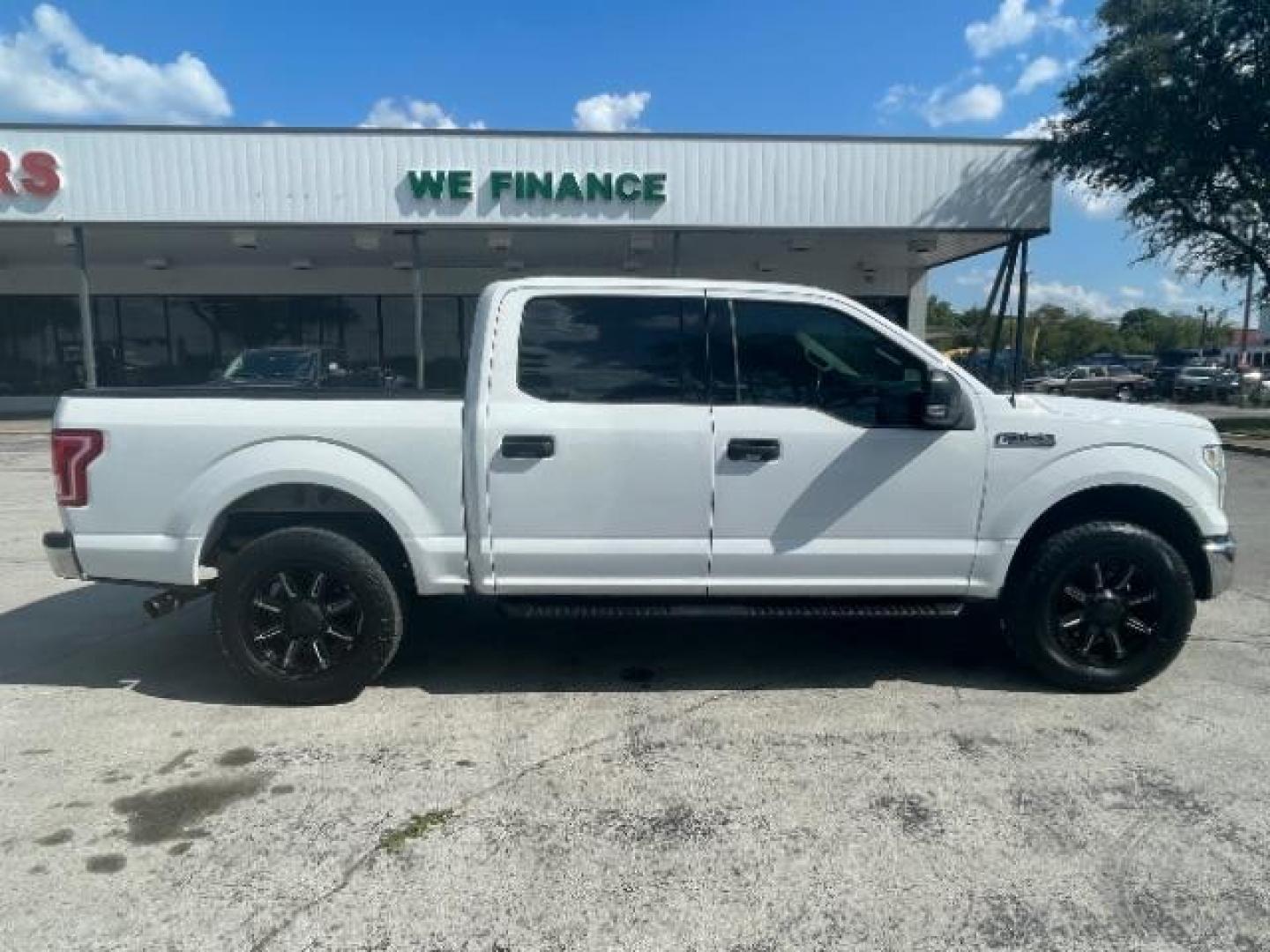 2015 Oxford White Ford F-150 XLT SuperCrew 5.5-ft. Bed 2WD (1FTEW1C89FK) with an 3.5L V6 DOHC 24V engine, 6-Speed Automatic transmission, located at 12182 Garland Rd, Dallas, TX, 75218, (214) 521-2040, 0.000000, 0.000000 - Photo#5