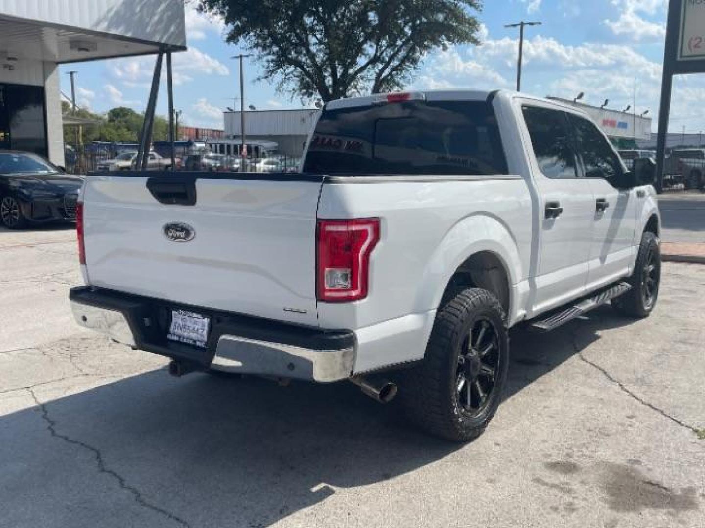 2015 Oxford White Ford F-150 XLT SuperCrew 5.5-ft. Bed 2WD (1FTEW1C89FK) with an 3.5L V6 DOHC 24V engine, 6-Speed Automatic transmission, located at 12182 Garland Rd, Dallas, TX, 75218, (214) 521-2040, 0.000000, 0.000000 - Photo#6