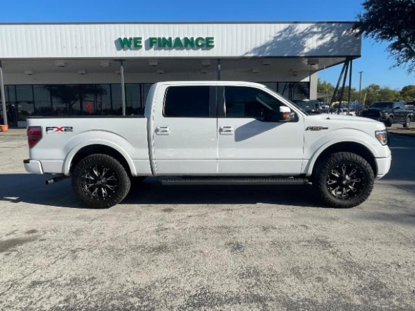 2010 White Ford F-150 XLT SuperCrew 5.5-ft. Bed 2WD (1FTEW1C83AK) with an 4.6L V8 SOHC 24V engine, located at 12182 Garland Rd, Dallas, TX, 75218, (214) 521-2040, 0.000000, 0.000000 - Photo#9