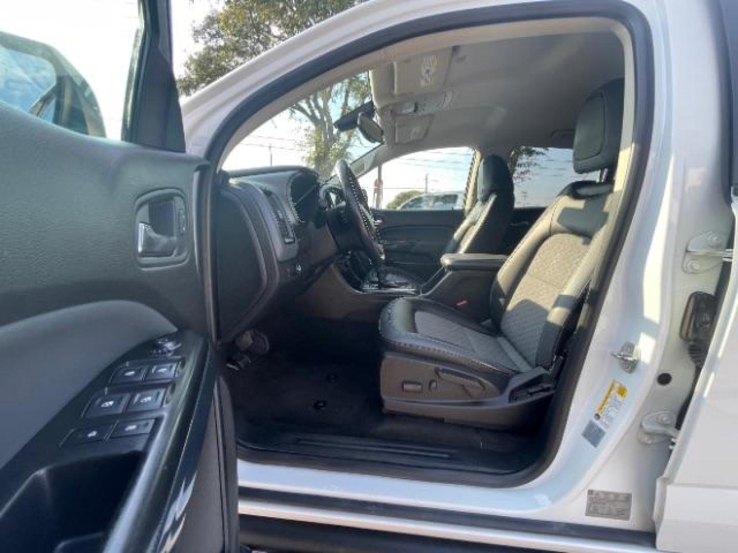 2017 Summit White Chevrolet Colorado Z71 Crew Cab 2WD Short Box (1GCGSDEN6H1) with an 3.6L V6 DOHC 24V GAS engine, 6-Speed Automatic transmission, located at 12182 Garland Rd, Dallas, TX, 75218, (214) 521-2040, 0.000000, 0.000000 - Photo#16