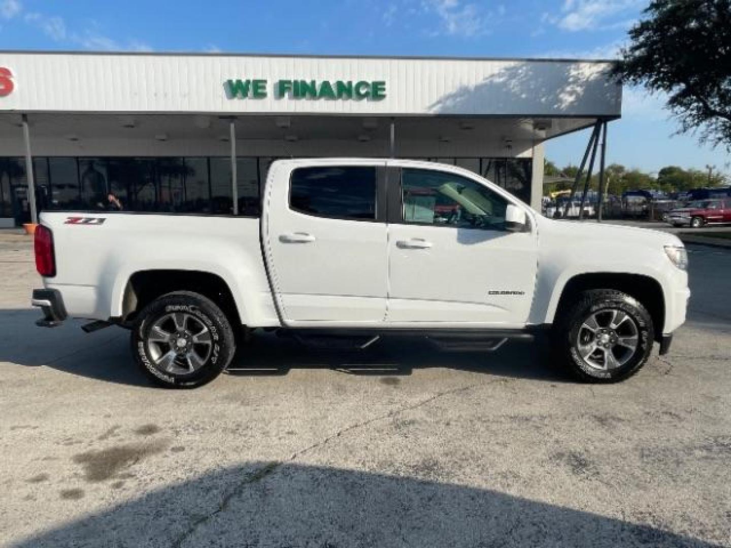 2017 Summit White Chevrolet Colorado Z71 Crew Cab 2WD Short Box (1GCGSDEN6H1) with an 3.6L V6 DOHC 24V GAS engine, 6-Speed Automatic transmission, located at 12182 Garland Rd, Dallas, TX, 75218, (214) 521-2040, 0.000000, 0.000000 - Photo#5