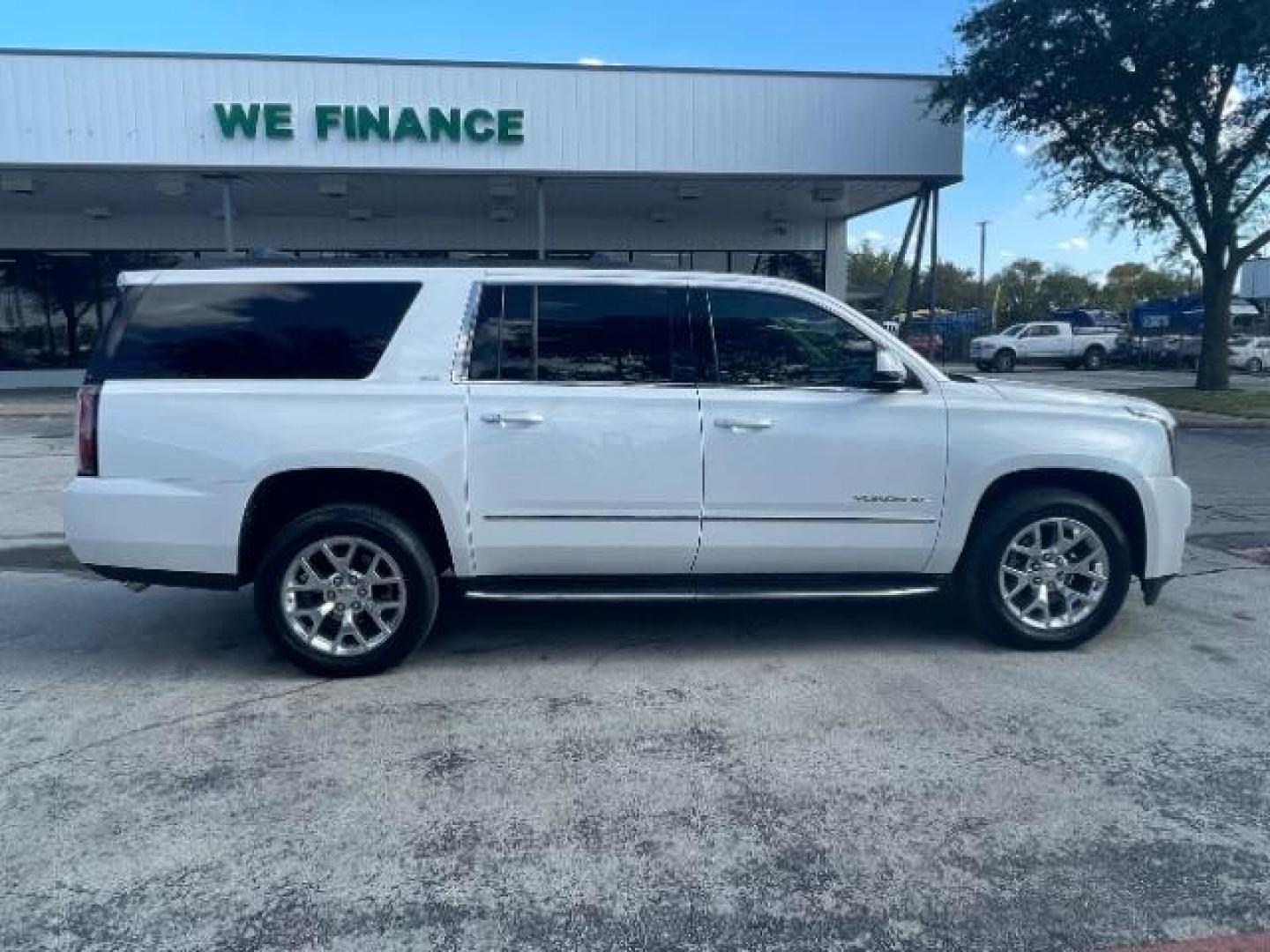 2017 Summit White GMC Yukon XL SLT 2WD (1GKS1GKC7HR) with an 5.3L V8 OHV 16V engine, 6-Speed Automatic transmission, located at 12182 Garland Rd, Dallas, TX, 75218, (214) 521-2040, 0.000000, 0.000000 - Photo#9