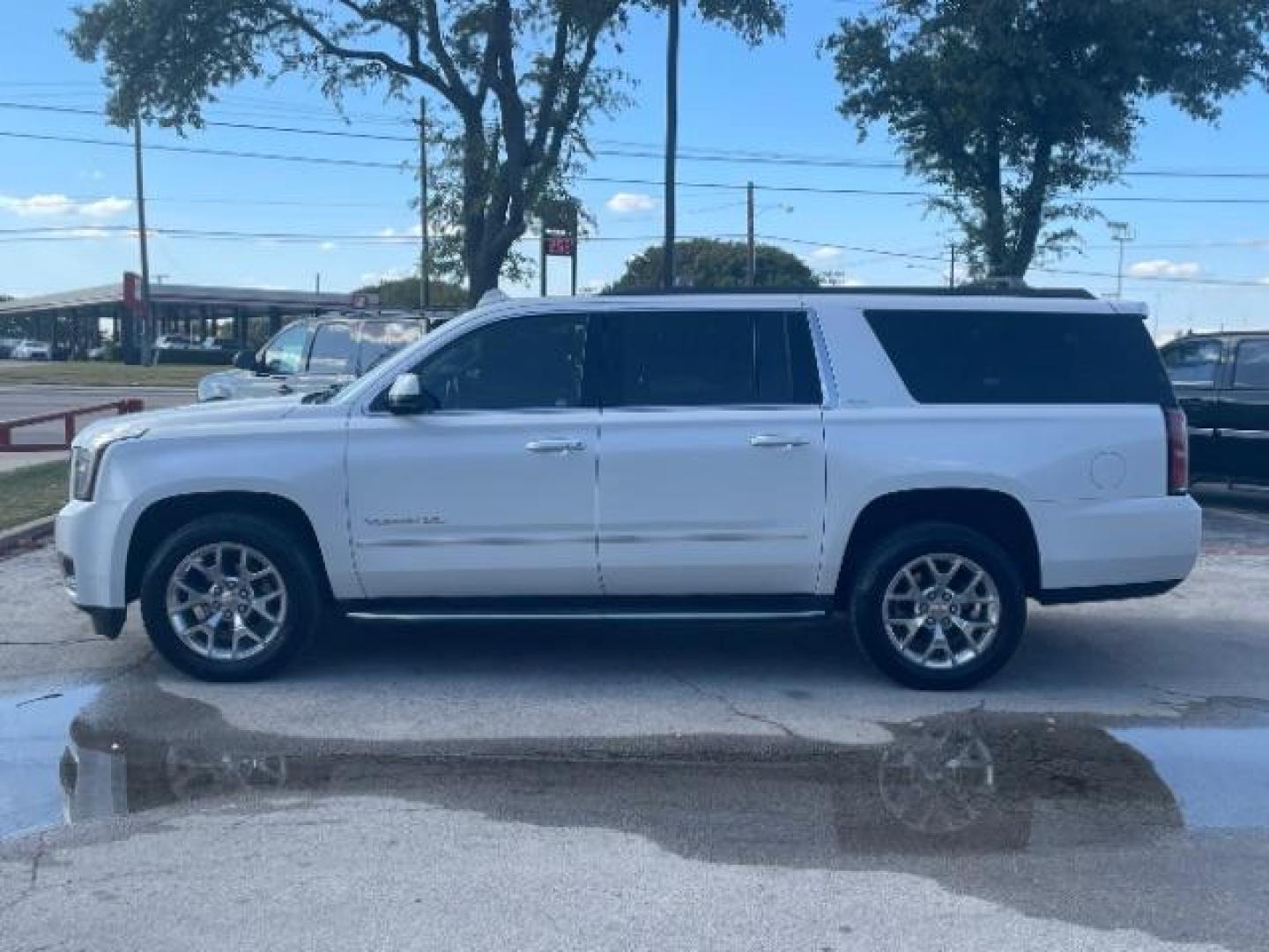 2017 Summit White GMC Yukon XL SLT 2WD (1GKS1GKC7HR) with an 5.3L V8 OHV 16V engine, 6-Speed Automatic transmission, located at 12182 Garland Rd, Dallas, TX, 75218, (214) 521-2040, 0.000000, 0.000000 - Photo#1