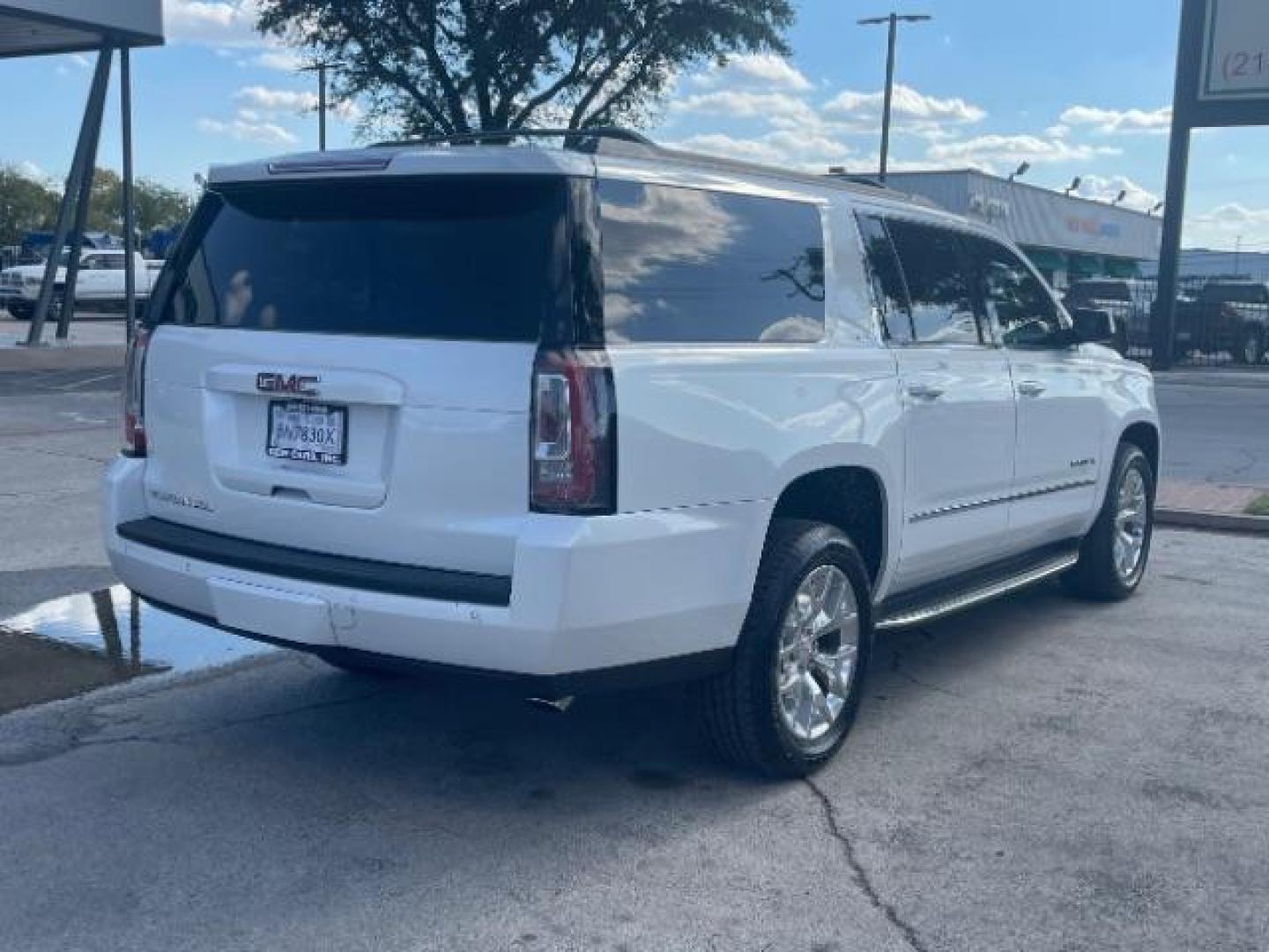 2017 Summit White GMC Yukon XL SLT 2WD (1GKS1GKC7HR) with an 5.3L V8 OHV 16V engine, 6-Speed Automatic transmission, located at 12182 Garland Rd, Dallas, TX, 75218, (214) 521-2040, 0.000000, 0.000000 - Photo#4